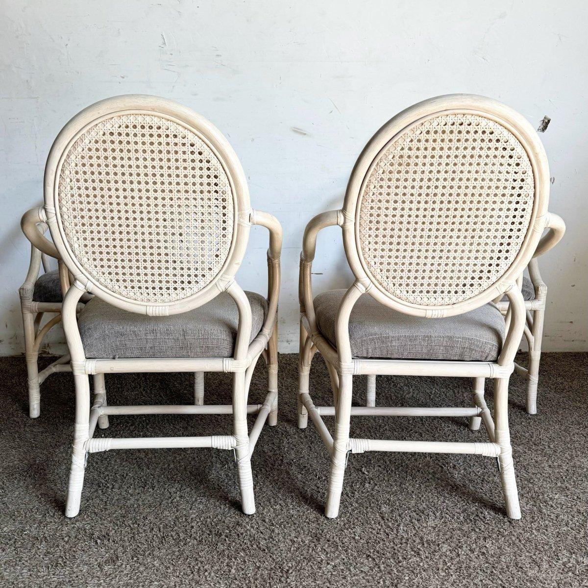 Coastal White Washed Cane Back Rattan Dining Arm Chairs - Set von 4 im Zustand „Gut“ im Angebot in Delray Beach, FL