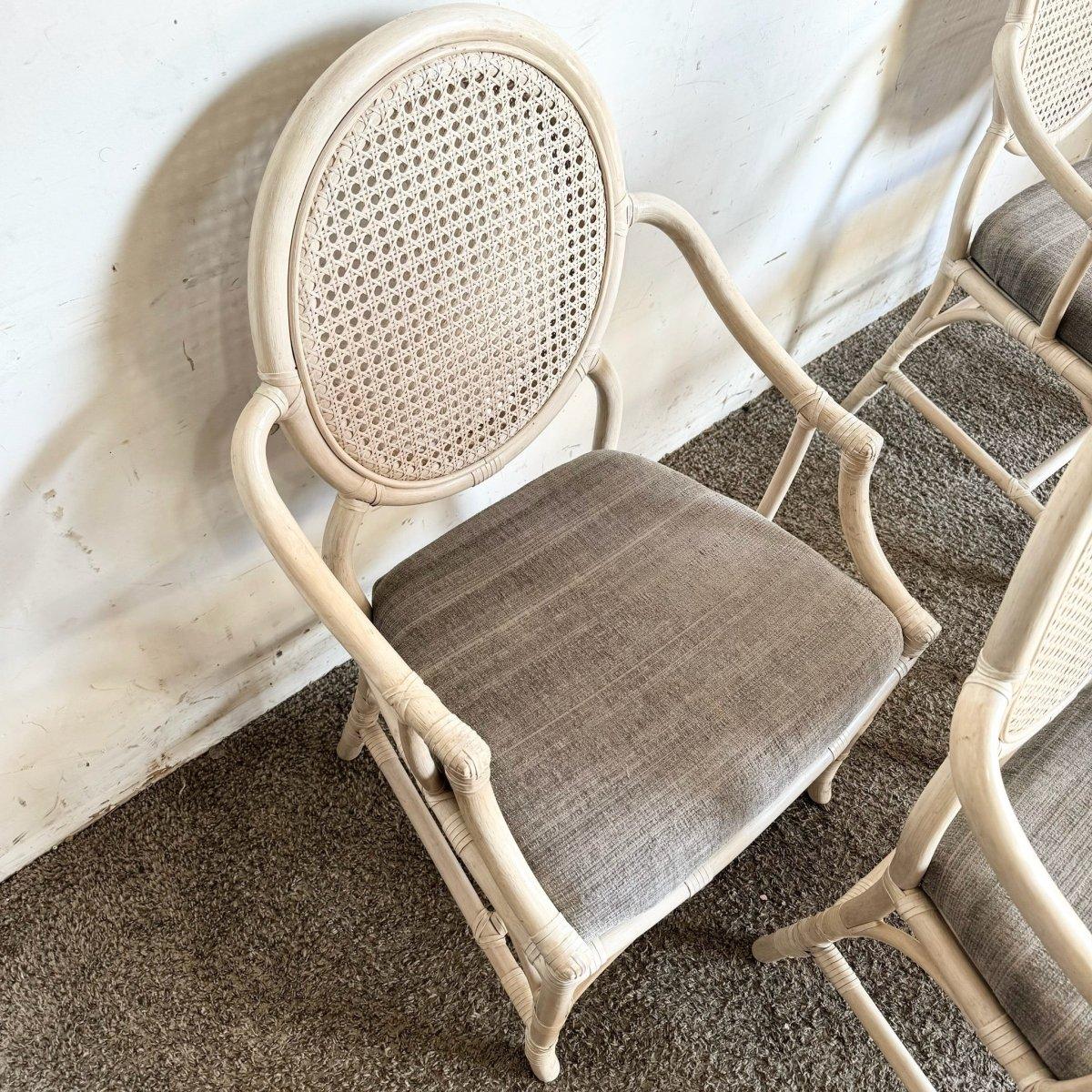 Coastal White Washed Cane Back Rattan Dining Arm Chairs - Set von 4 (Stoff) im Angebot
