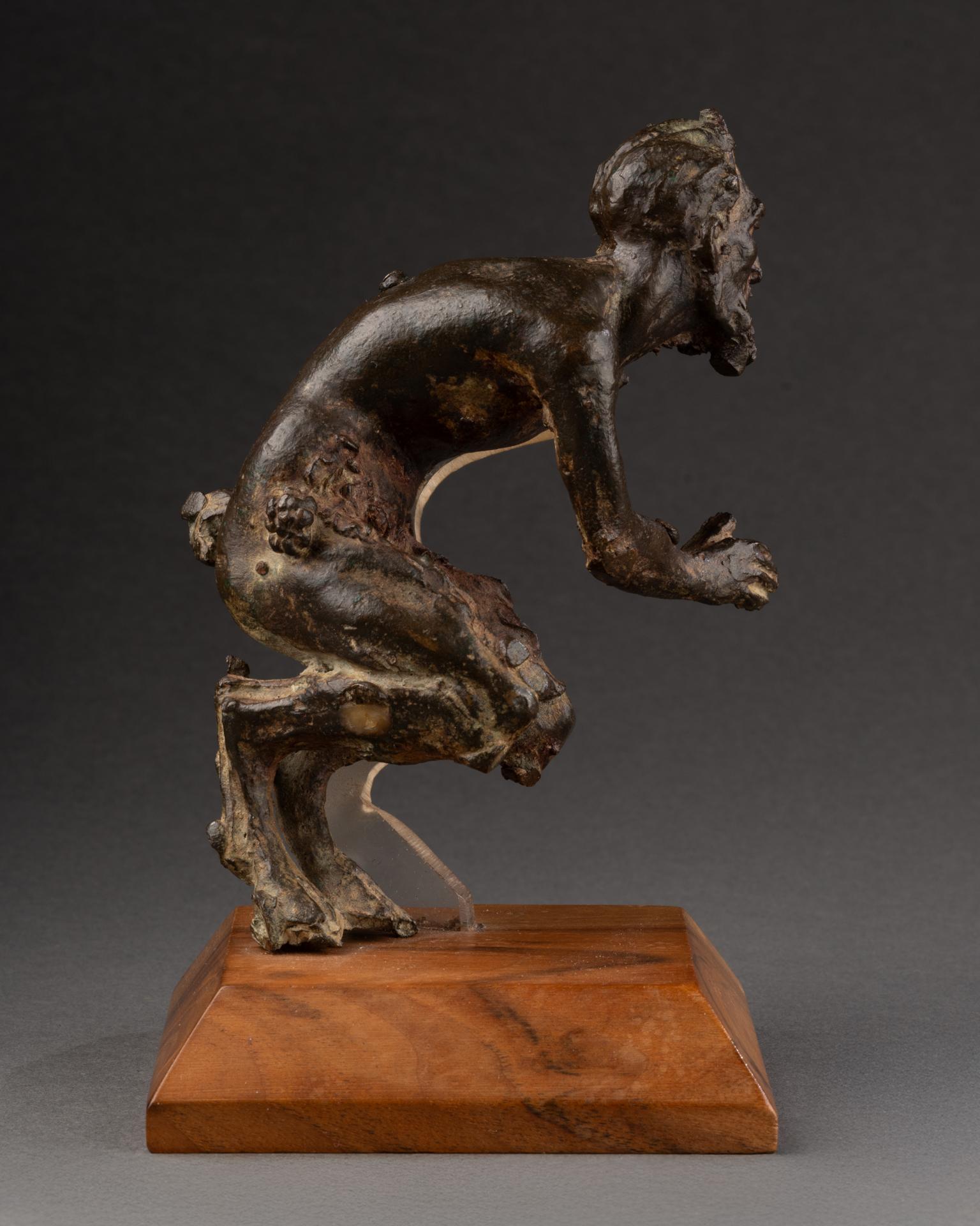 Studio di un satiro
Bronzo, fuso con il metodo della cera persa (cire perdue)
Italia, inizio del XIX secolo
14 x 7 x 10 cm


Questa suggestiva scultura in bronzo rappresenta un satiro, la creatura metà umana e metà capra della mitologia classica