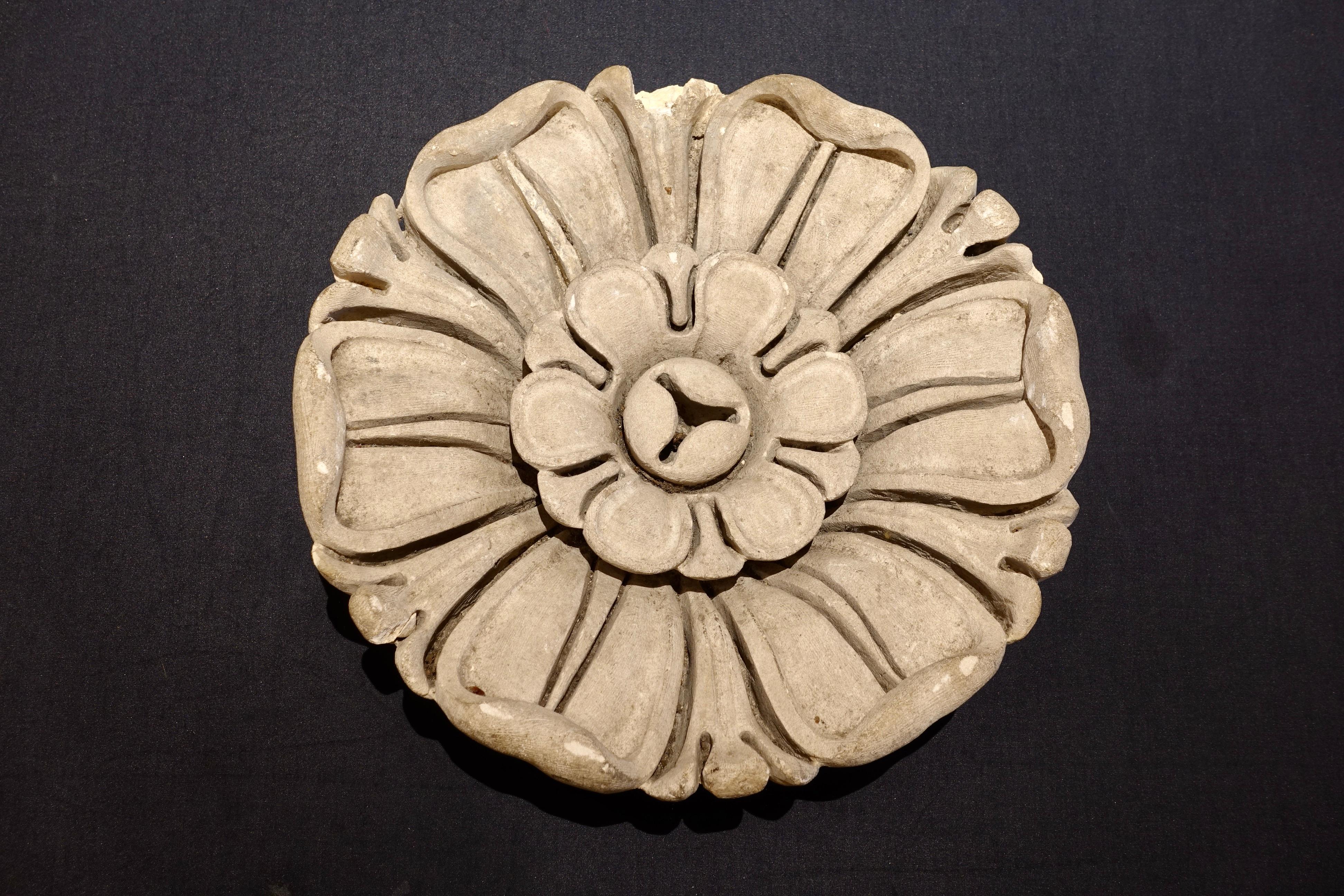 Große geschnitzte Steinrosette
Frankreich, 18. Jahrhundert
Durchmesser: 29,5 cm

Diese geschnitzte Rosette schmückte wahrscheinlich eine Decke. Dieser runde Gewölbeschlüssel weist ein fein ausgearbeitetes Dekor mit tief eingeschnittenen Durchbrüchen
