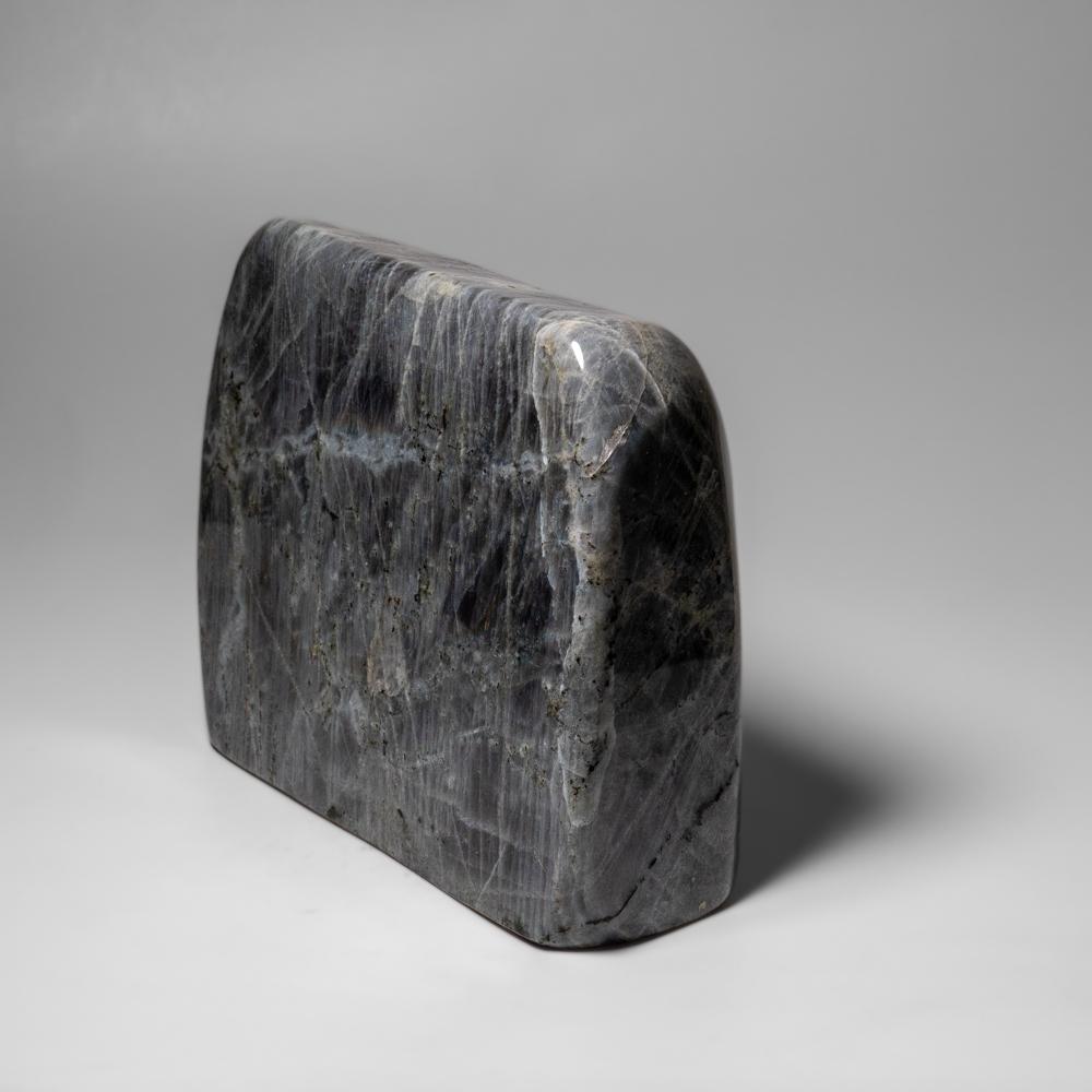XXI secolo e contemporaneo Labradorite lucida a forma libera del Madagascar (9.4 lbs) in vendita