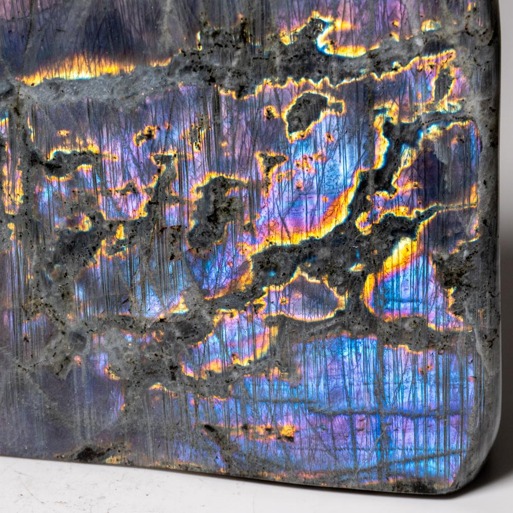 Labradorite lucida a forma libera del Madagascar (9.4 lbs) in vendita 3