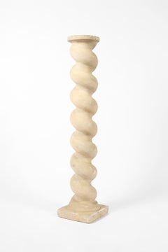 Zócalo de pedestal con columna de yeso con motivo de torsada, de los años 40, de Francia