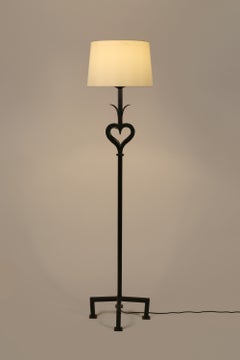 Lámpara de pie francesa de mediados de siglo con detalles de corazones en forja