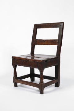 Sedia in stile wabi-sabi, proveniente da una fattoria gallese del XVII secolo, in stile primitivo vernacolare