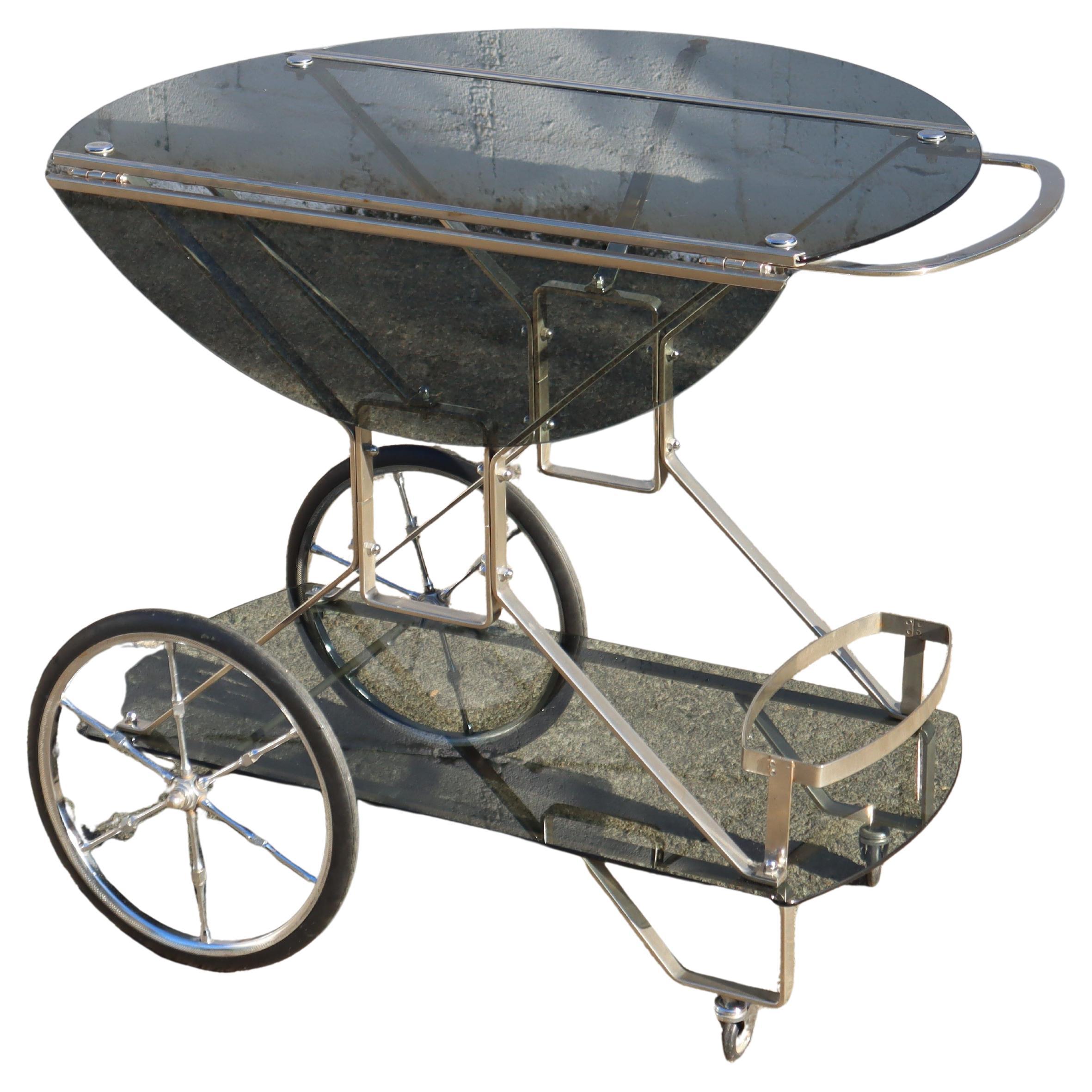 Français Chariot de bar en verre fumé et chrome du milieu du siècle - Chariot de bar à abattant - années 60 en vente