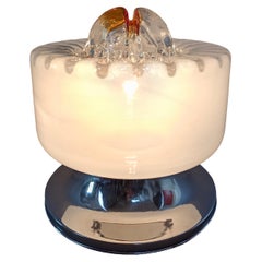 Lampe de table à une lumière attribuable Mazzega des années 1970 en verre d'art de Murano et chrome.