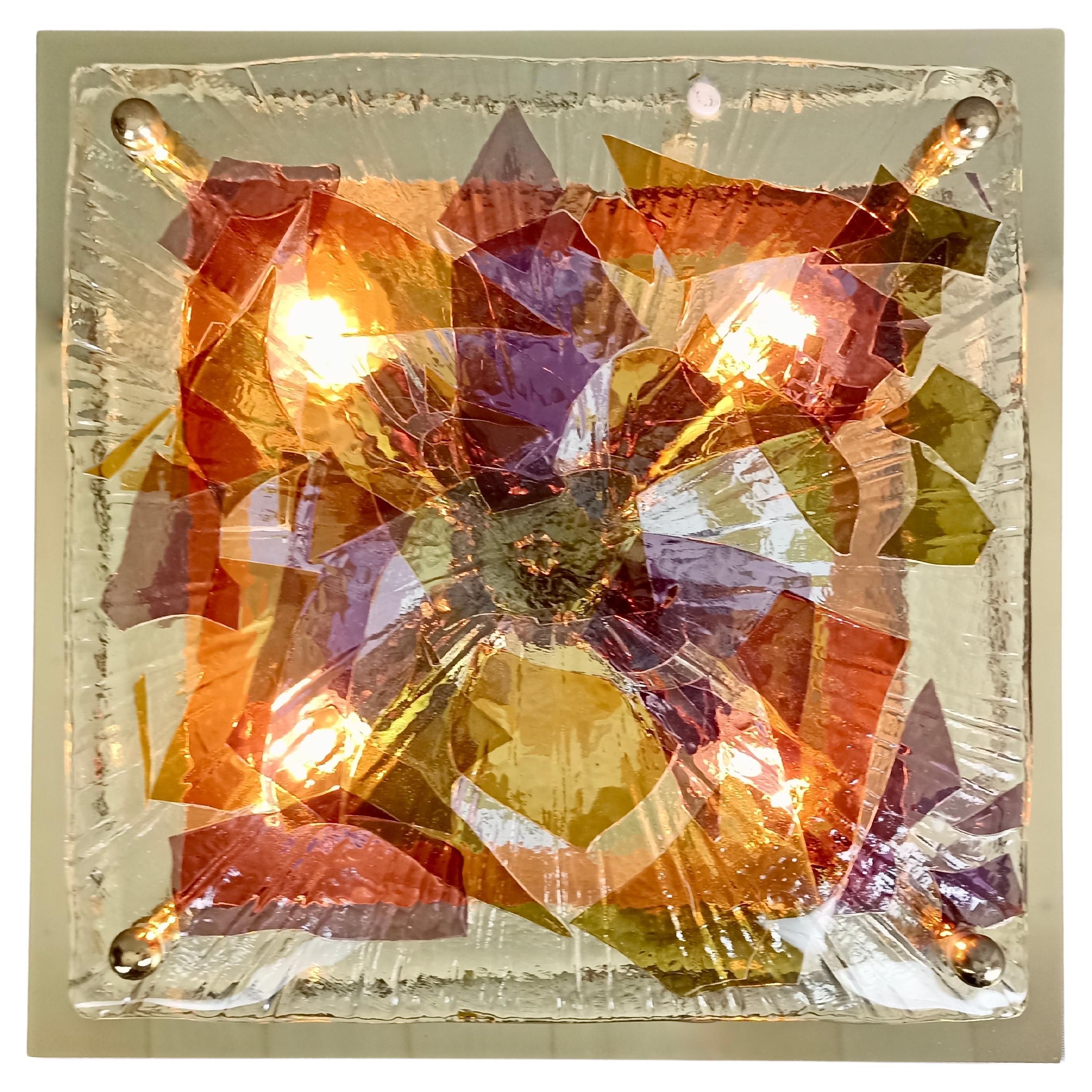 Schöne originale Decken- oder Wandleuchte 'La Murrina' aus den 1990er Jahren aus dickem Muranoglas in verschiedenen Farben aus der Serie 'Foglie Liberty'. 
Der Lampenschirm besteht aus klarem, leicht gewölbtem Glas und ist mit dünnen, farbigen