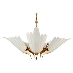 Lampadario a cinque luci anni '80 di F. Fabbian, paralumi in vetro acidato e struttura in metallo dorato.