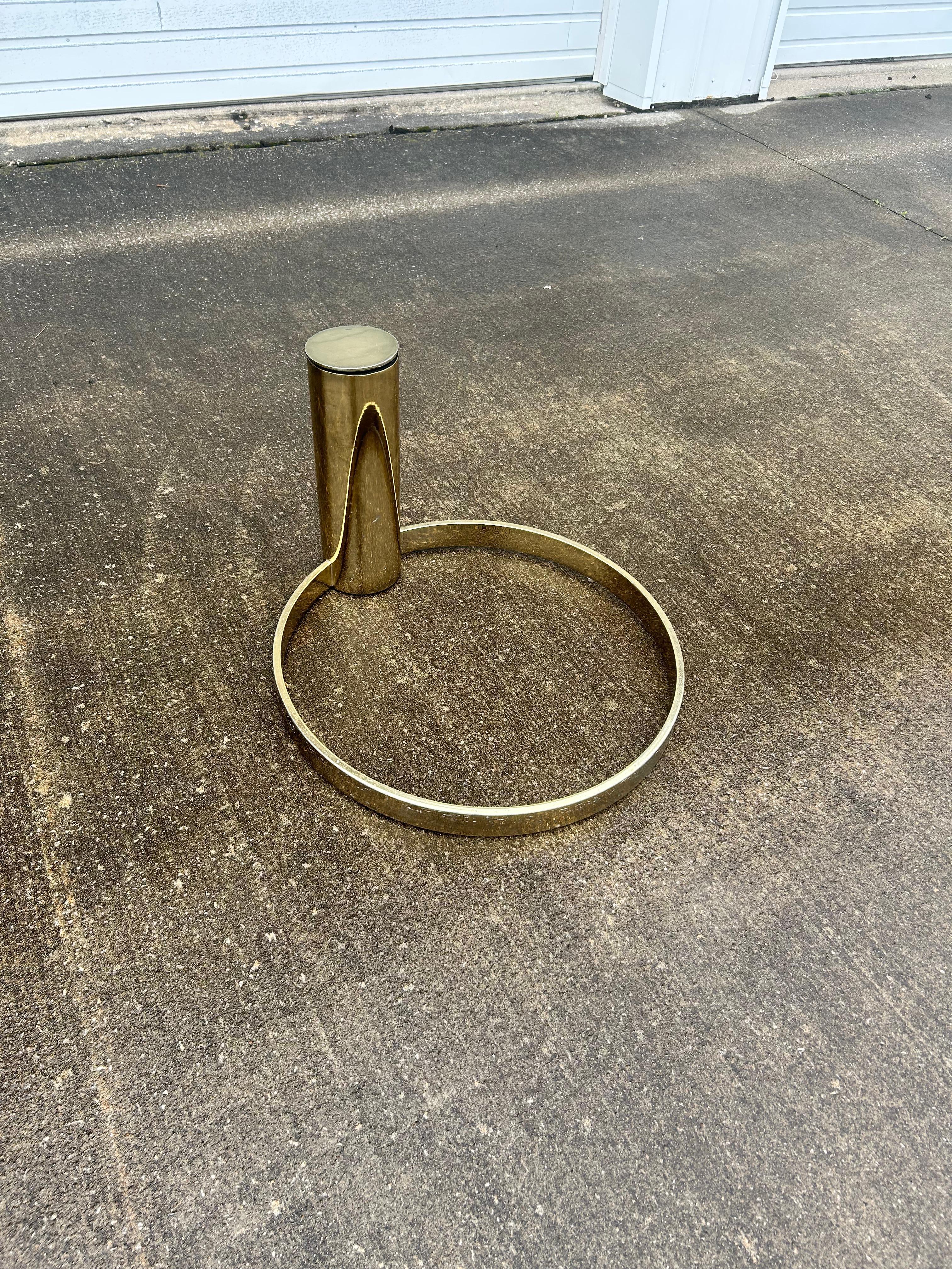 Table basse Infinity en laiton de style Hollywood Regency par Leon Pace.  Le verre a été cassé pendant le transport, c'est pourquoi nous vendons la base à un prix très réduit.  N'hésitez pas à nous contacter si vous avez besoin d'informations