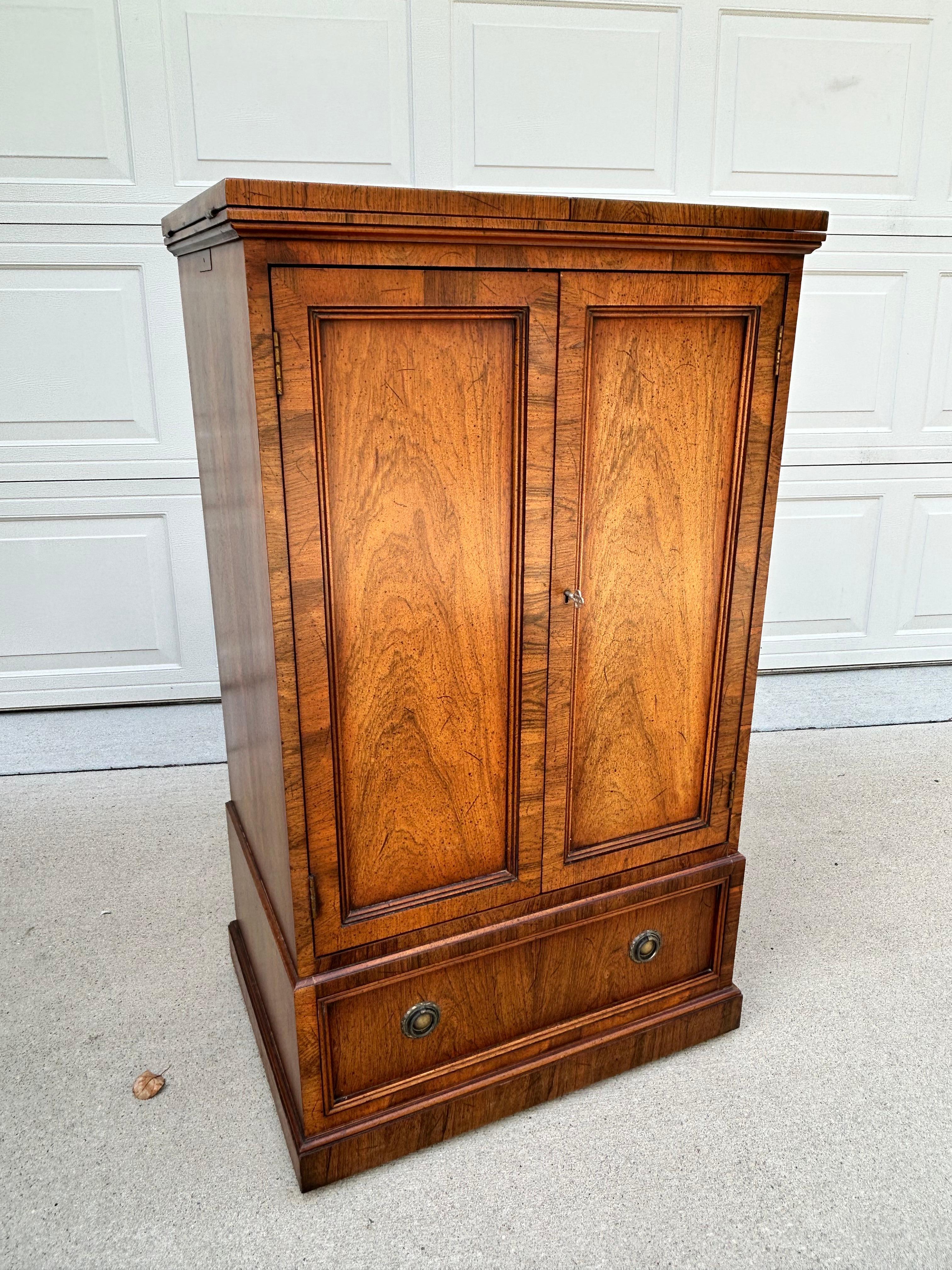 Drybar Cabinet with Lock and Key by Henredon Fine Furniture For Sale 5