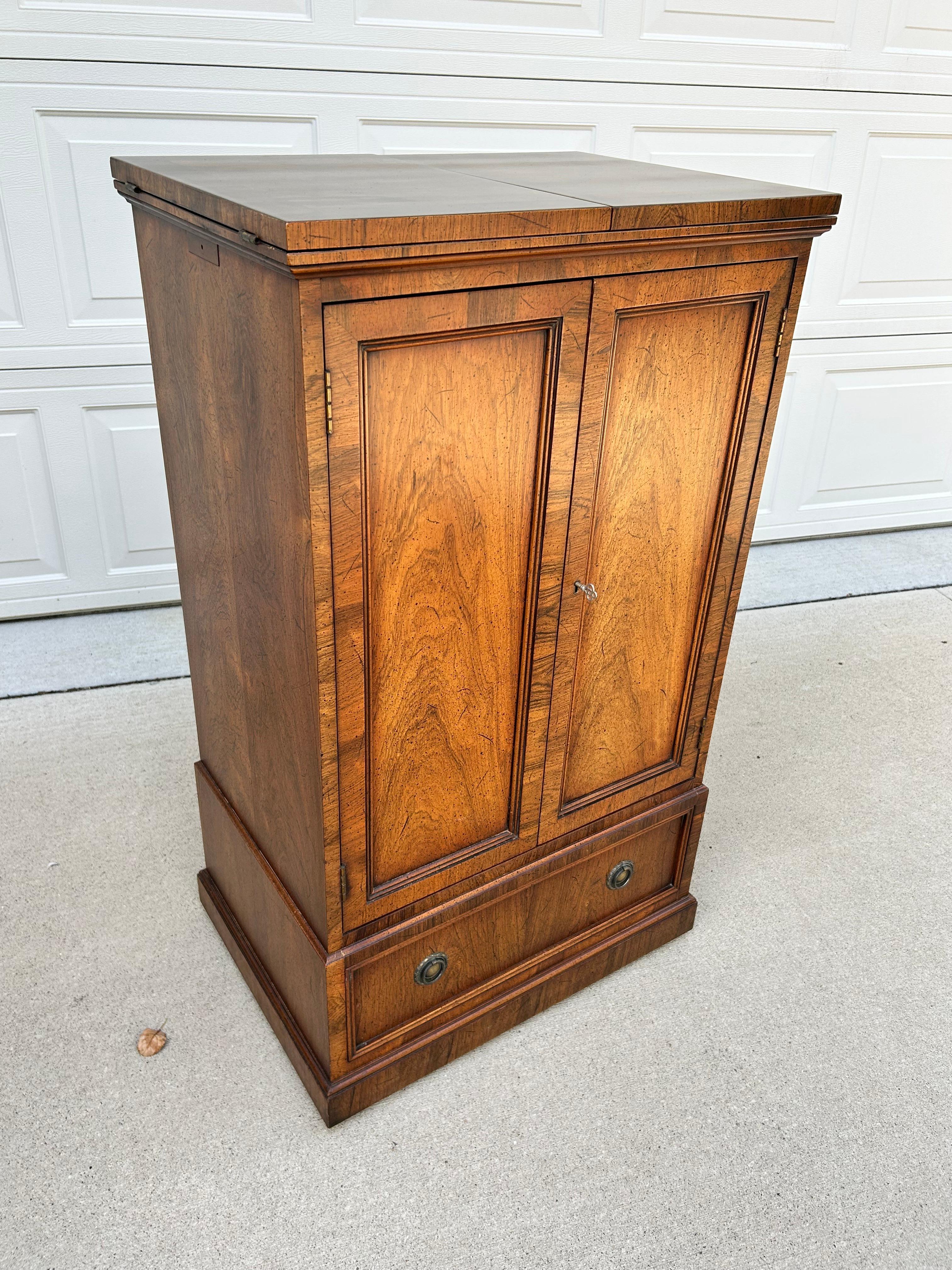 Drybar Cabinet with Lock and Key by Henredon Fine Furniture For Sale 6