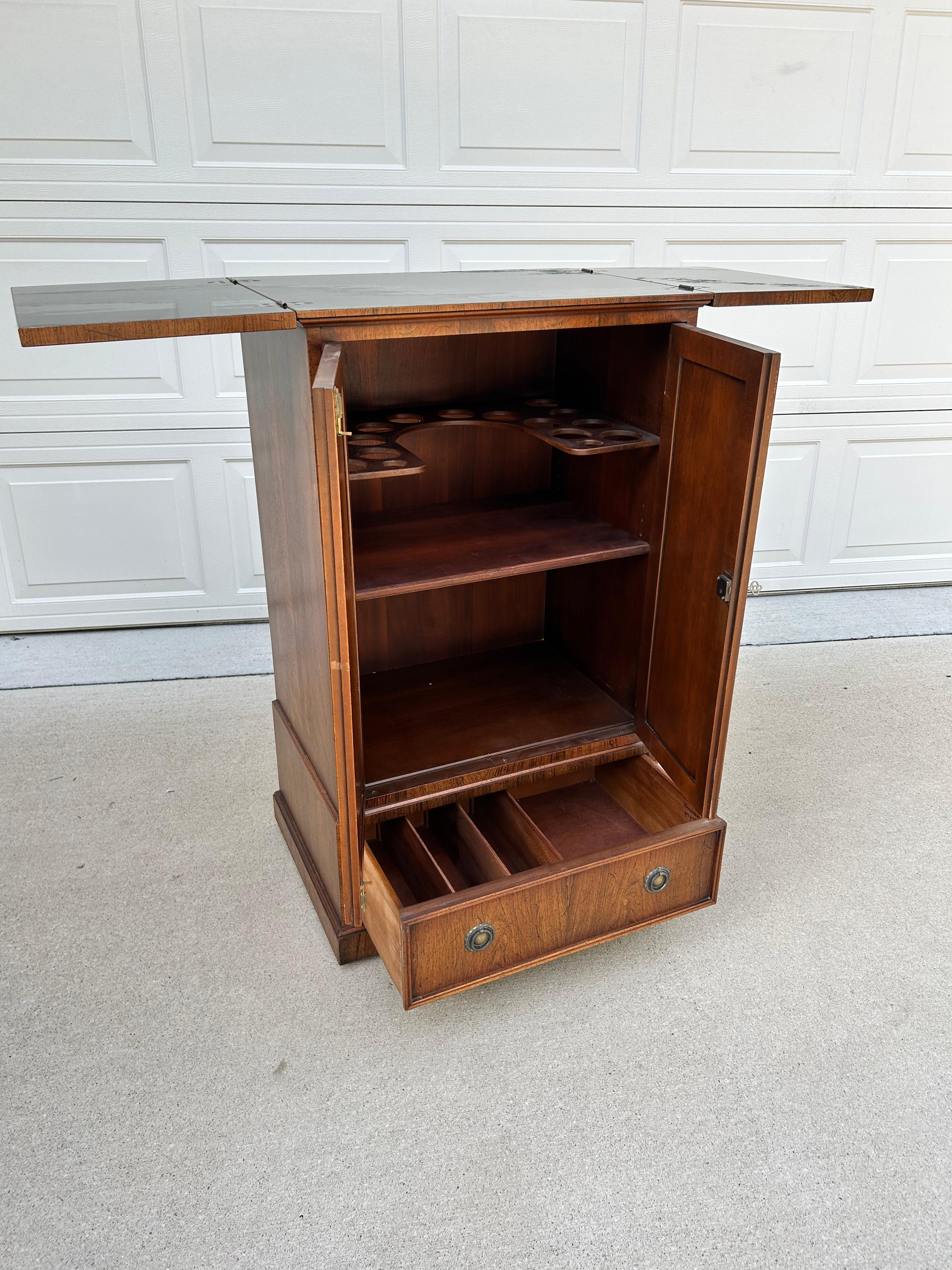 Drybar Cabinet with Lock and Key by Henredon Fine Furniture For Sale 10