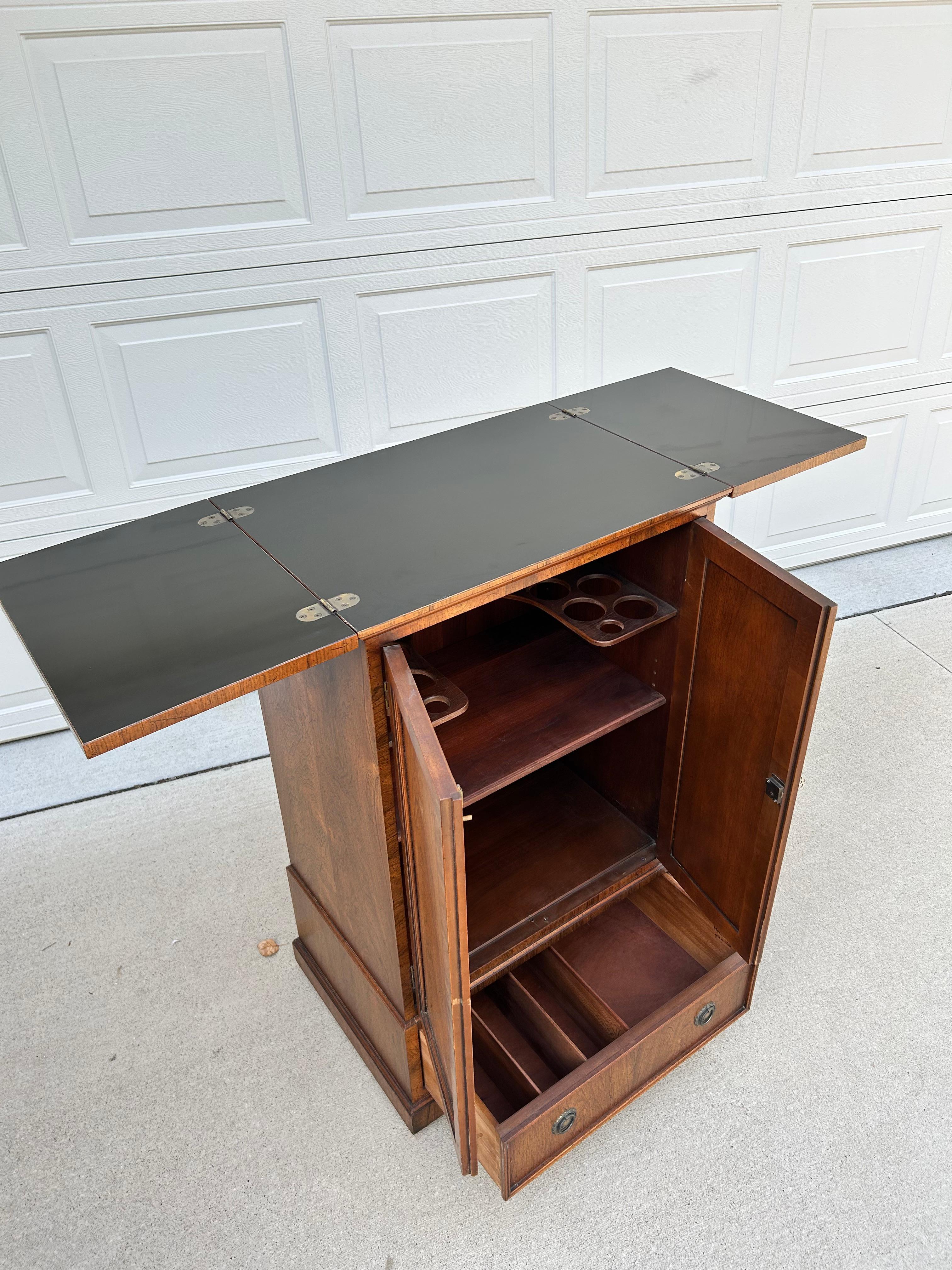 American Classical Drybar Cabinet with Lock and Key by Henredon Fine Furniture For Sale