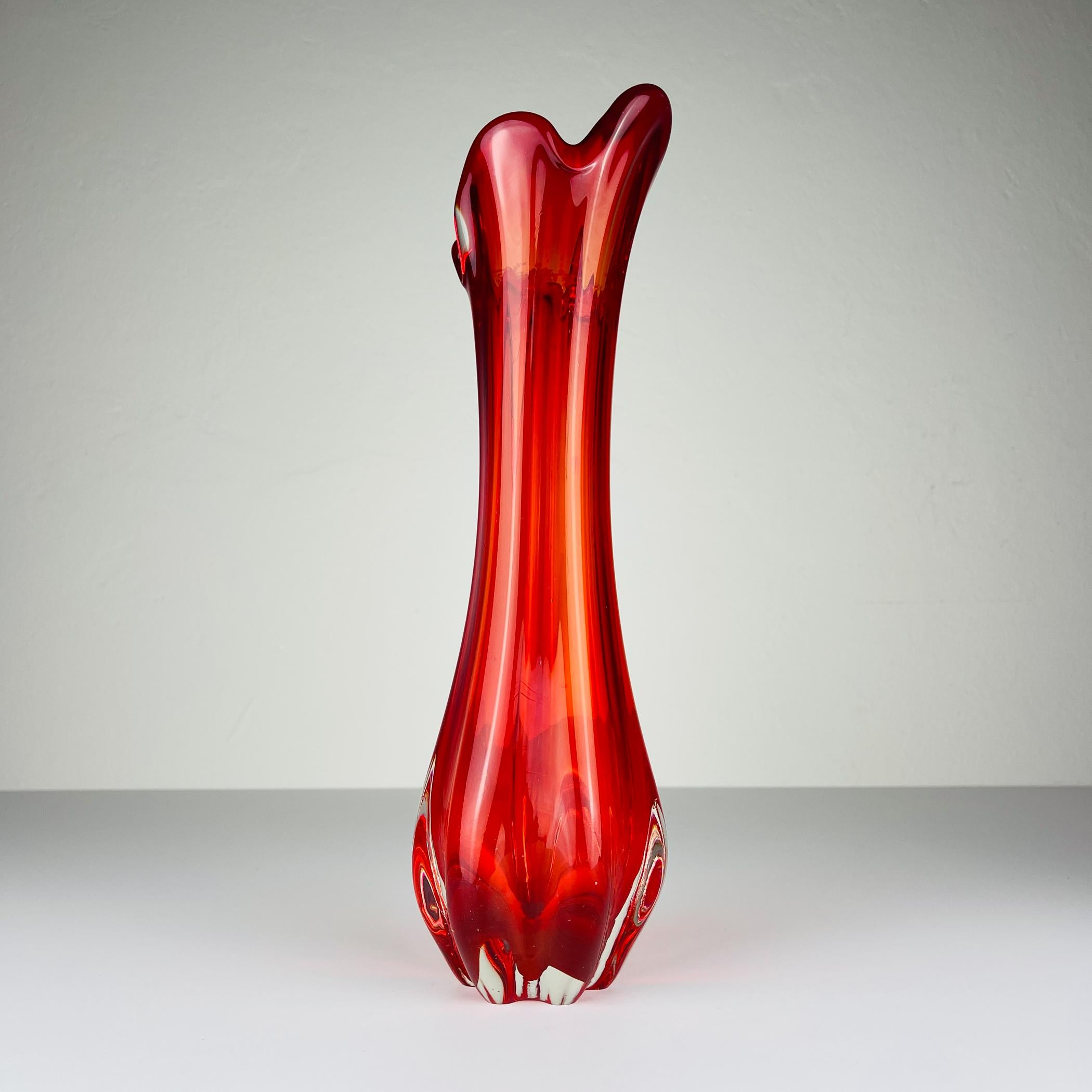Mid-Century moderno Vaso in vetro rosso di metà secolo, Italia, anni '70 in vendita