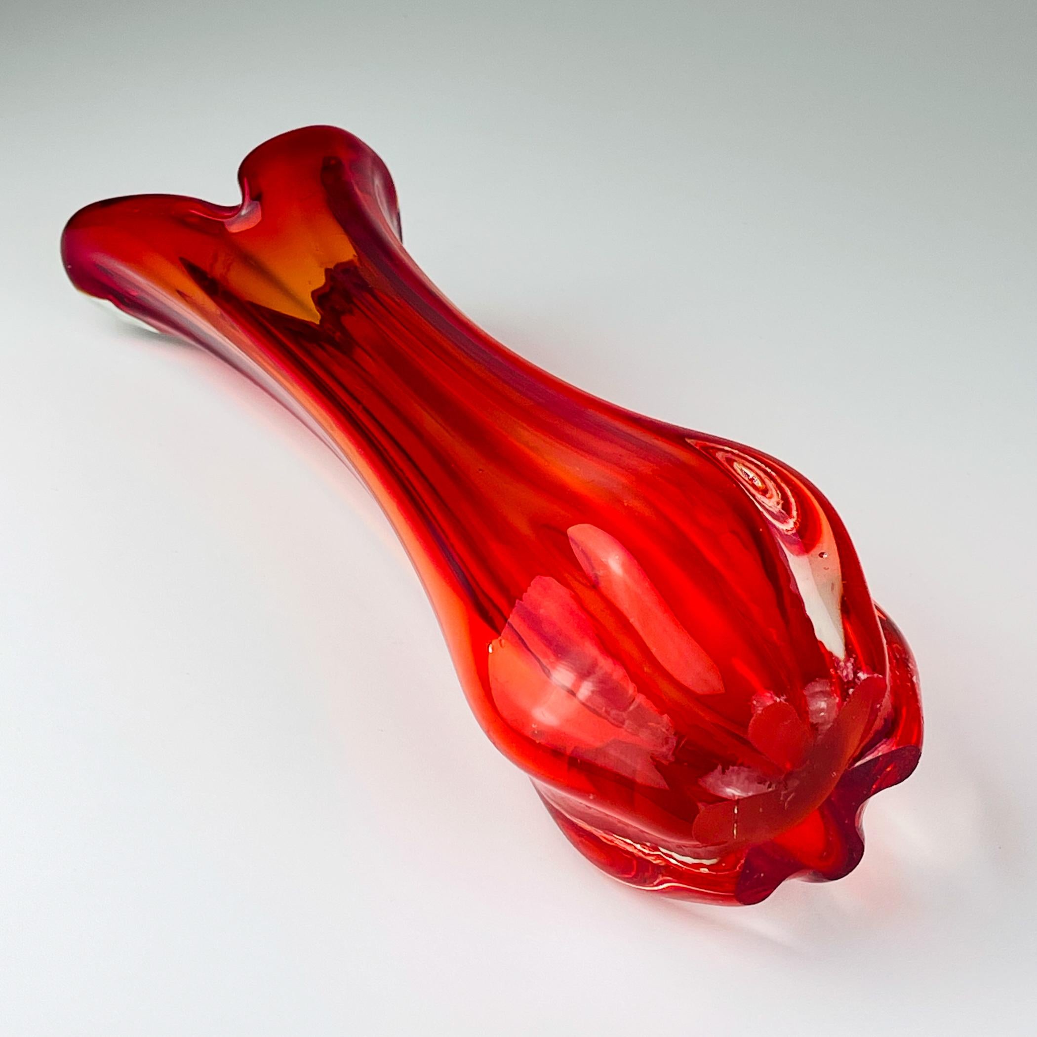 Vetro Vaso in vetro rosso di metà secolo, Italia, anni '70 in vendita
