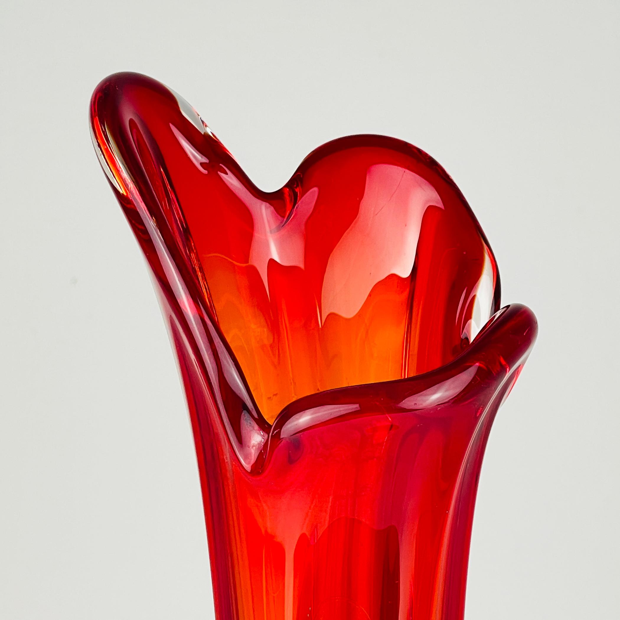 Vaso in vetro rosso di metà secolo, Italia, anni '70 In condizioni buone in vendita a Miklavž Pri Taboru, SI