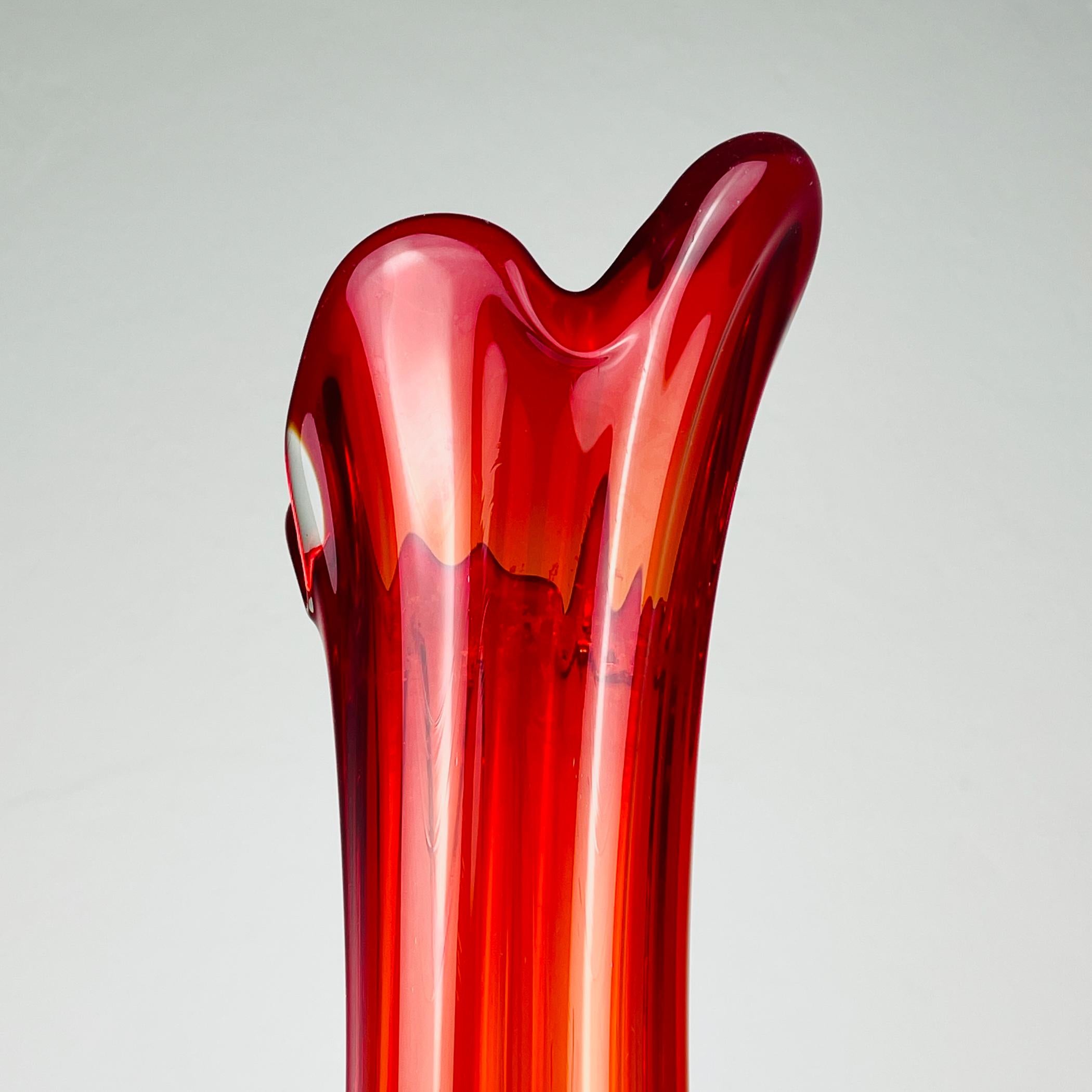 Italiano Vaso in vetro rosso di metà secolo, Italia, anni '70 in vendita
