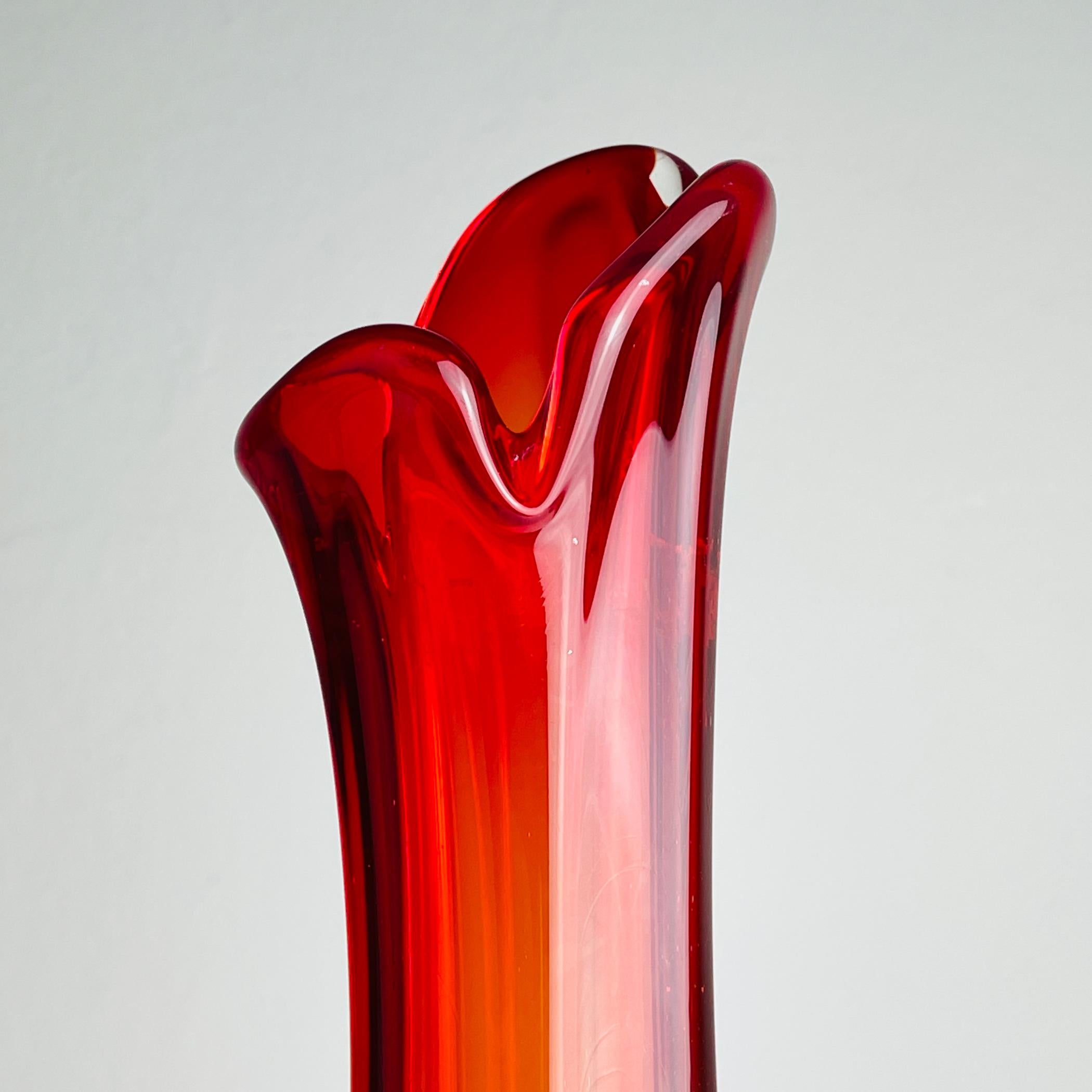 Vaso in vetro rosso di metà secolo, Italia, anni '70 in vendita 1