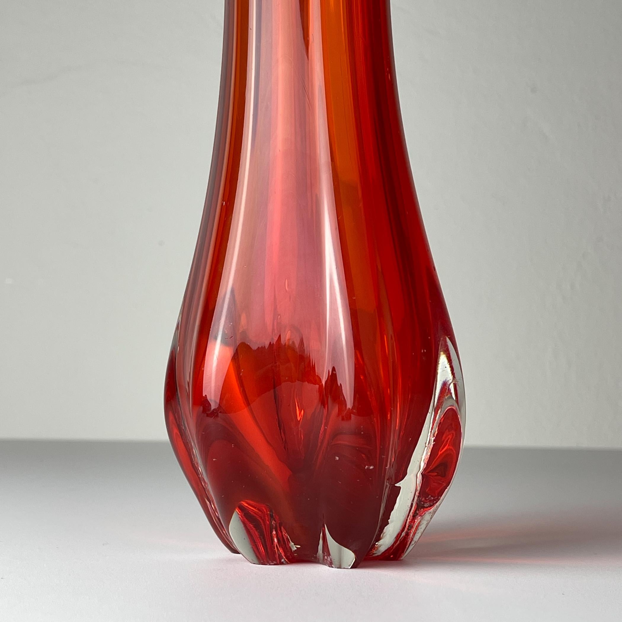 Vaso in vetro rosso di metà secolo, Italia, anni '70 in vendita 3
