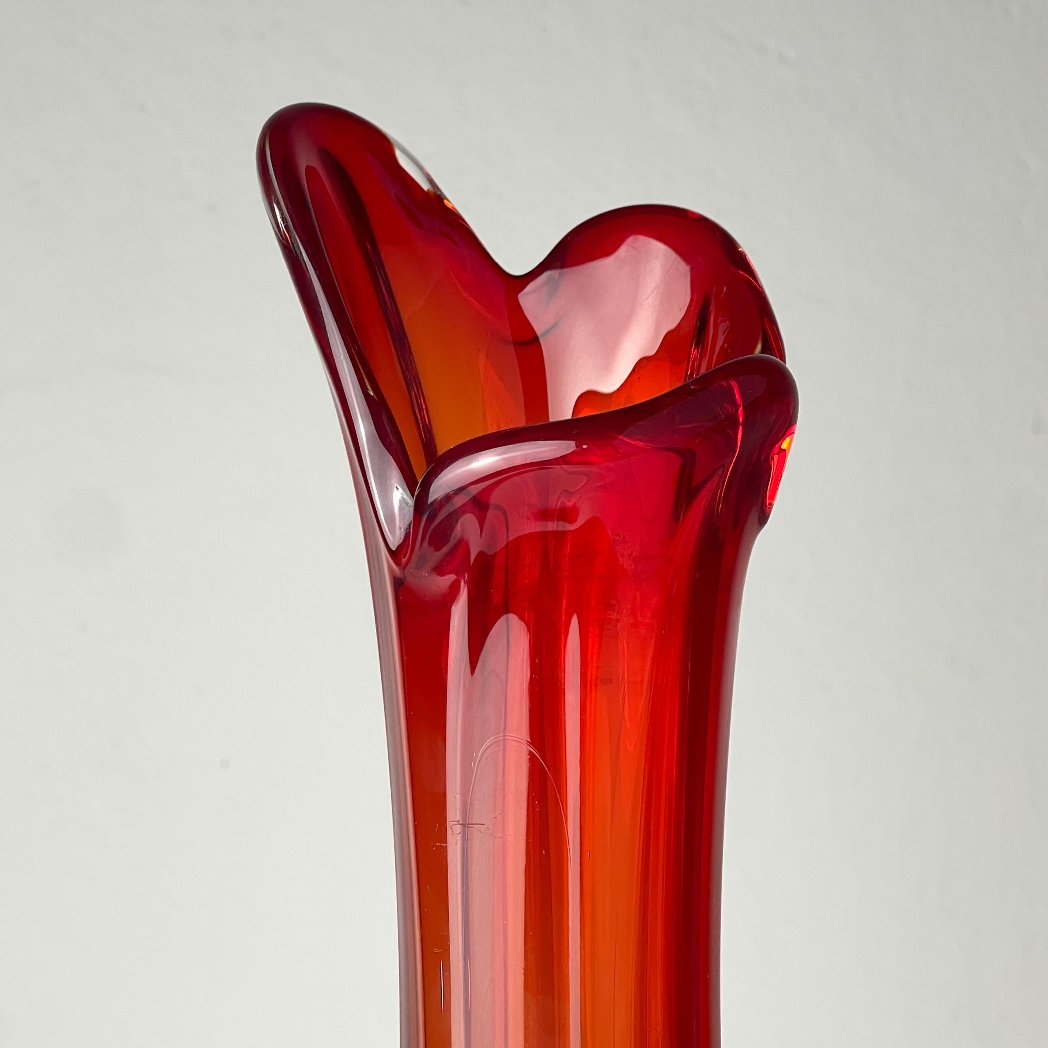 Vaso in vetro rosso di metà secolo, Italia, anni '70 in vendita 2