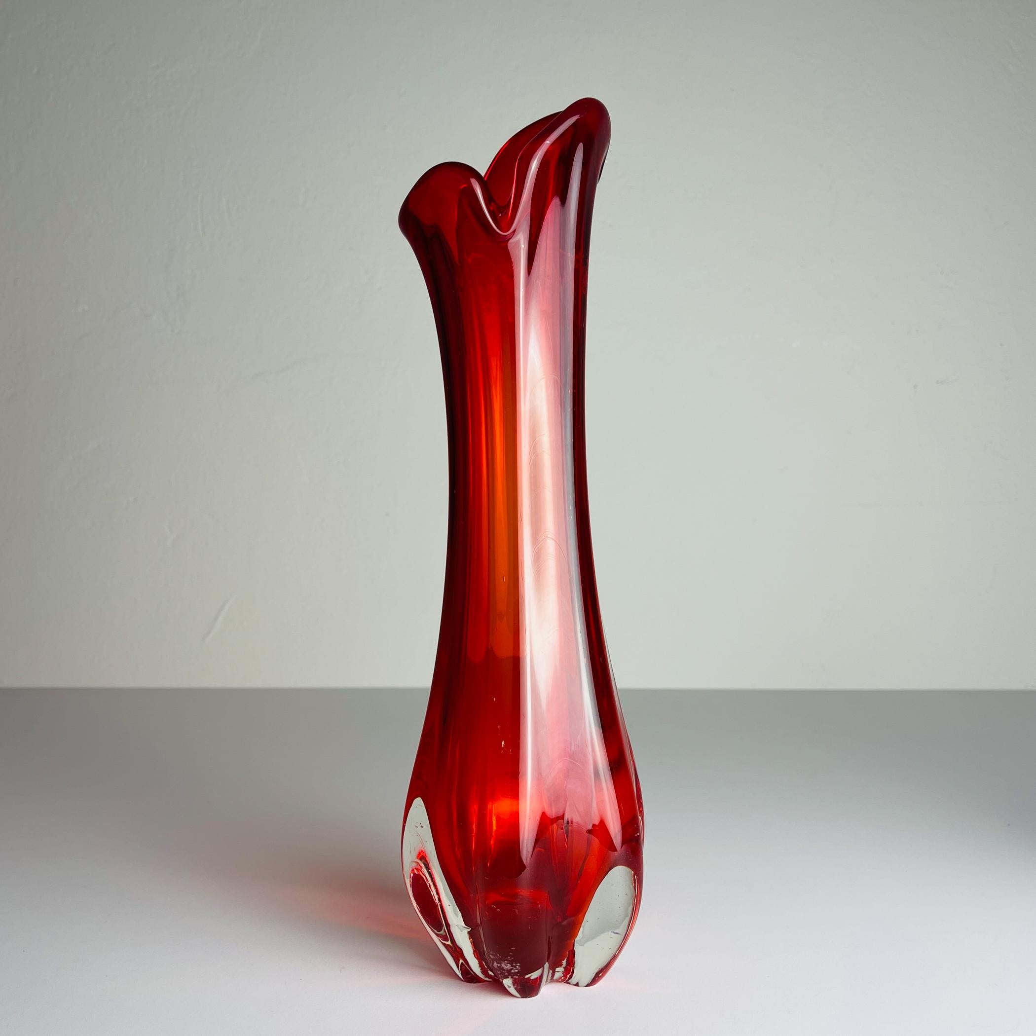 Vaso in vetro rosso di metà secolo, Italia, anni '70 in vendita 4
