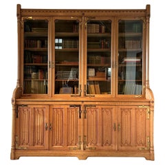 Librería gótica de roble diseñada por A.W.N. Pugin