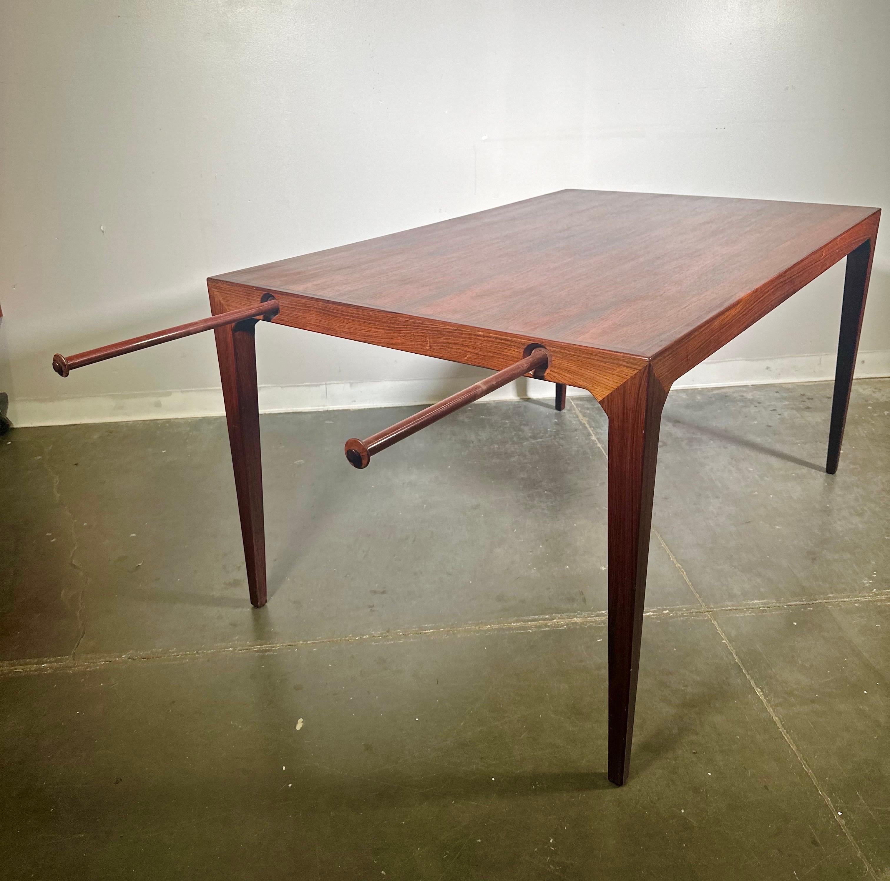 Danish MCM Rosewood Expandable Dining Table, circa 1960 In Good Condition In Sayreville, NJ