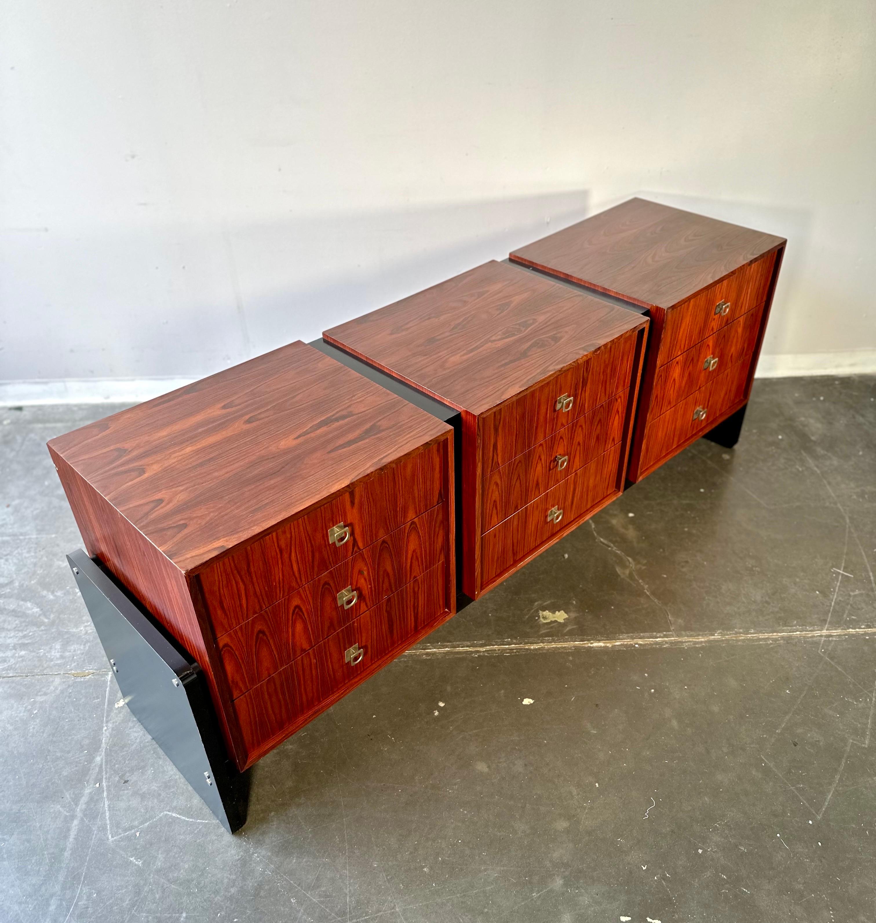 MCM Brutalist Palisander und Ebenholz lange Kommode oder Anrichte (Kanadisch) im Angebot