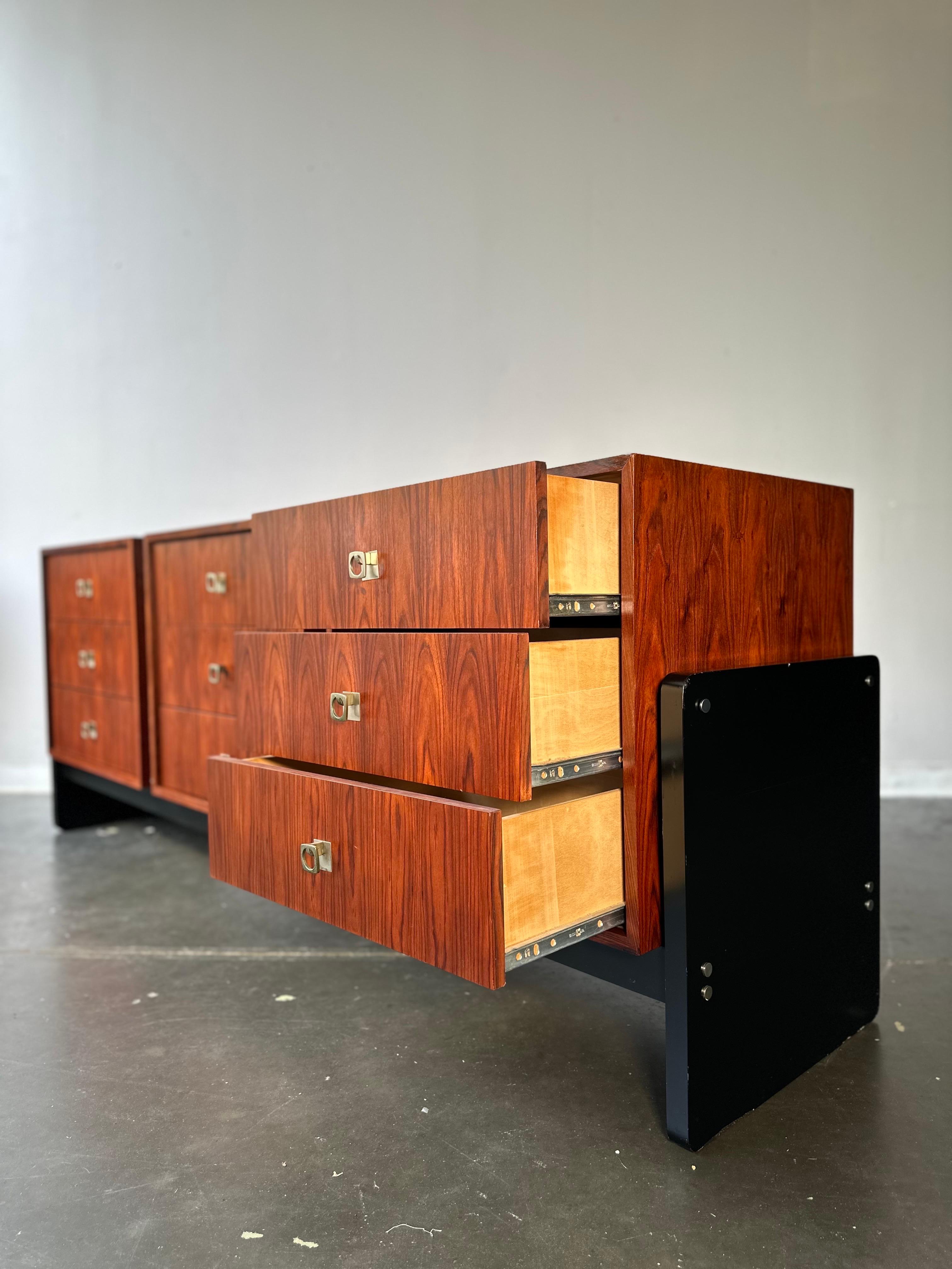 MCM Brutalist Palisander und Ebenholz lange Kommode oder Anrichte (Brutalismus) im Angebot