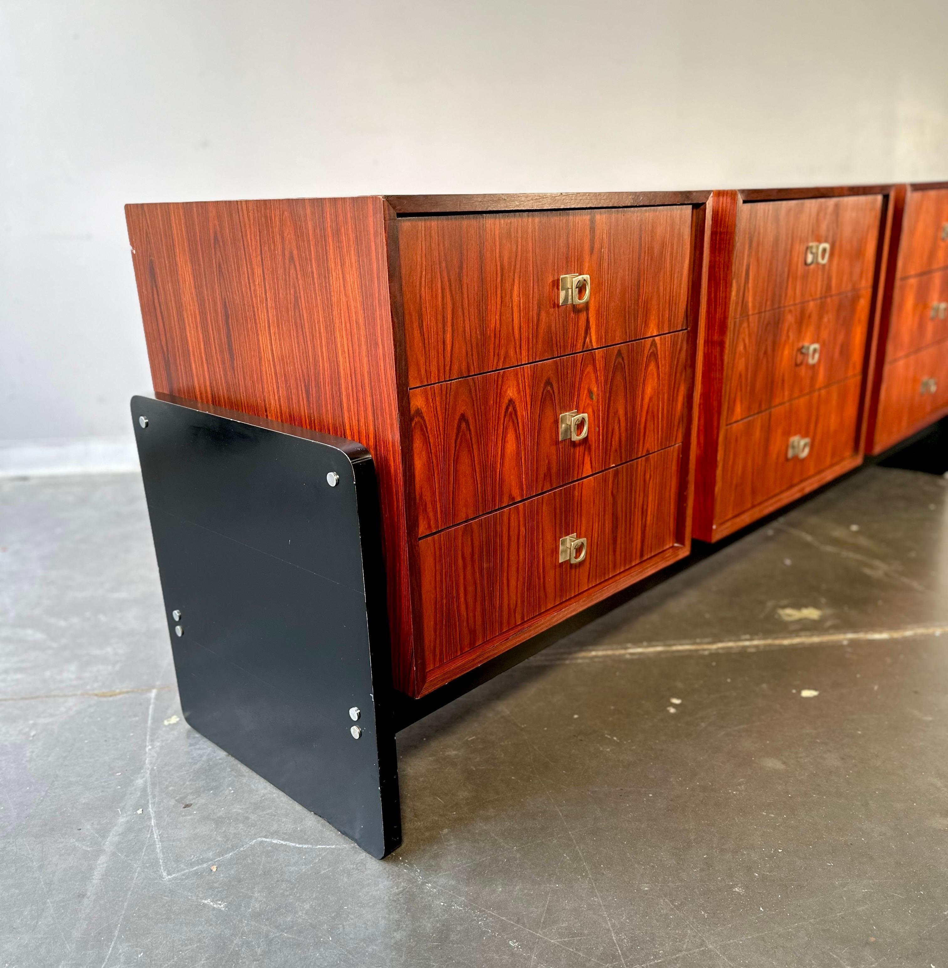 MCM Brutalist Palisander und Ebenholz lange Kommode oder Anrichte (Holzarbeit) im Angebot