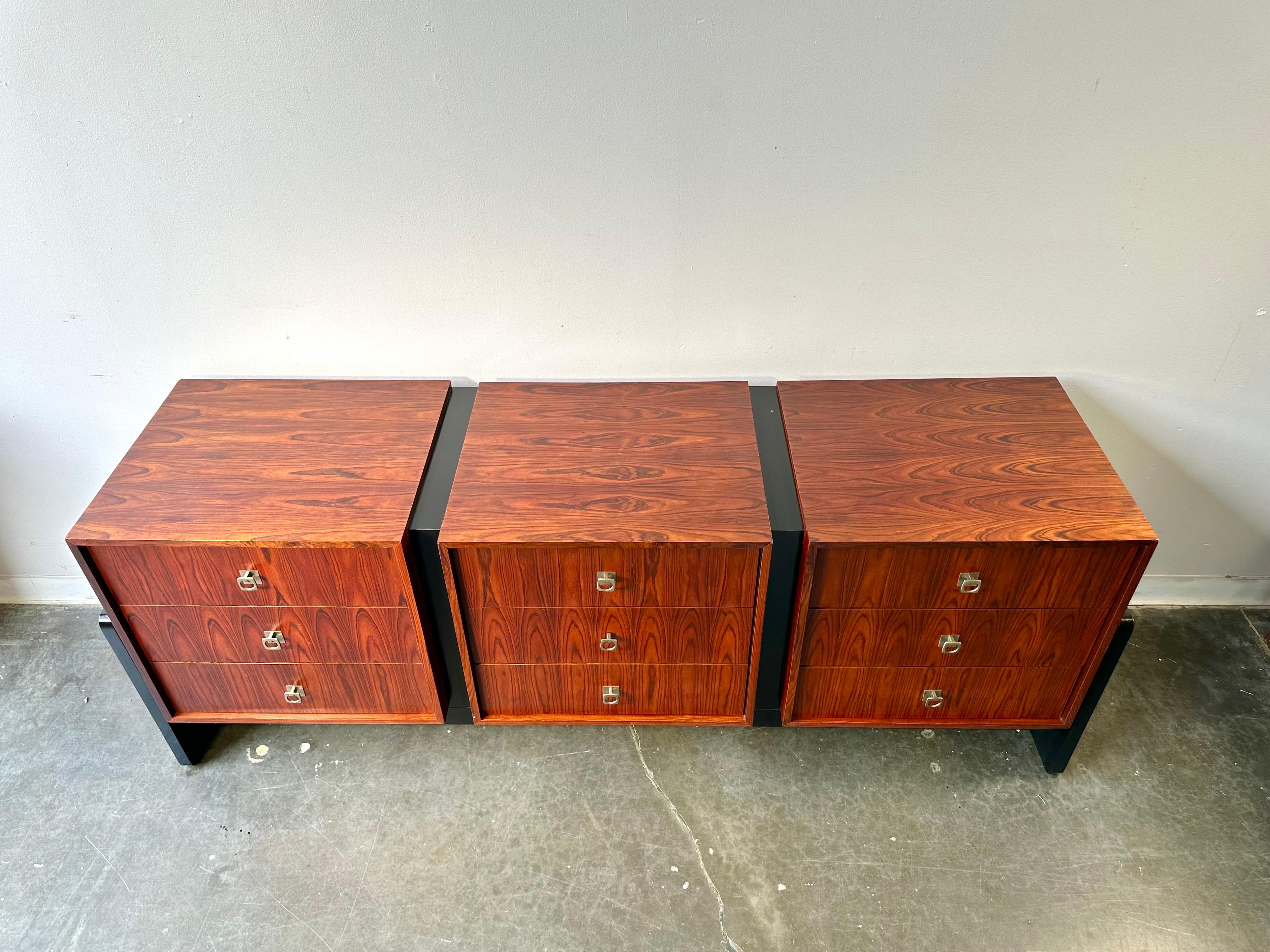 MCM Brutalist Palisander und Ebenholz lange Kommode oder Anrichte (Ende des 20. Jahrhunderts) im Angebot