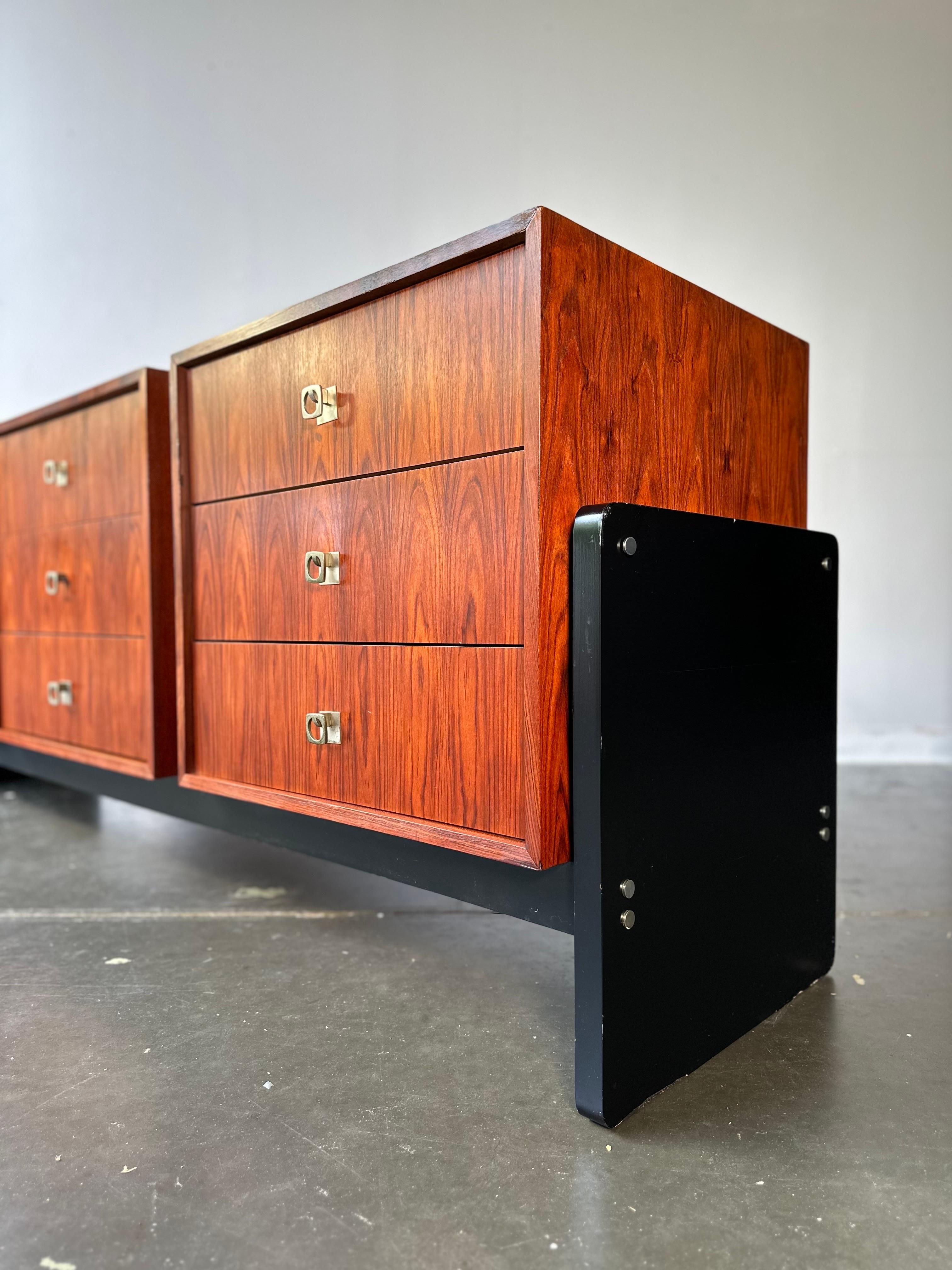MCM Brutalist Palisander und Ebenholz lange Kommode oder Anrichte im Angebot 2
