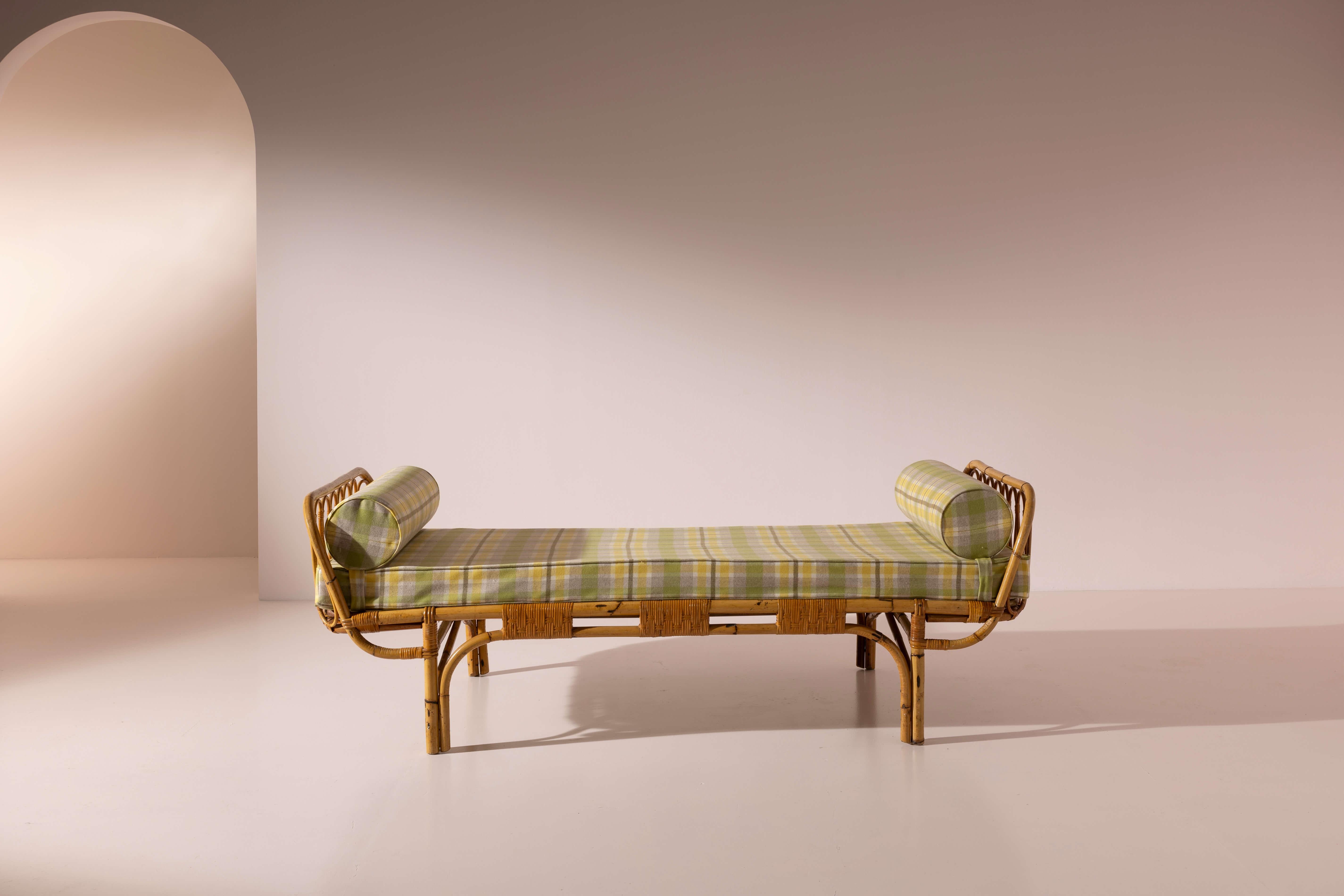 Lit de jour confortable en rotin tressé et malacca courbé, rembourré en tissu écossais vert, fabrication italienne, années 1960.

Avec son charme esthétique et son évocation des journées d'été rêvées, le mobilier en rotin s'intègre sans effort dans