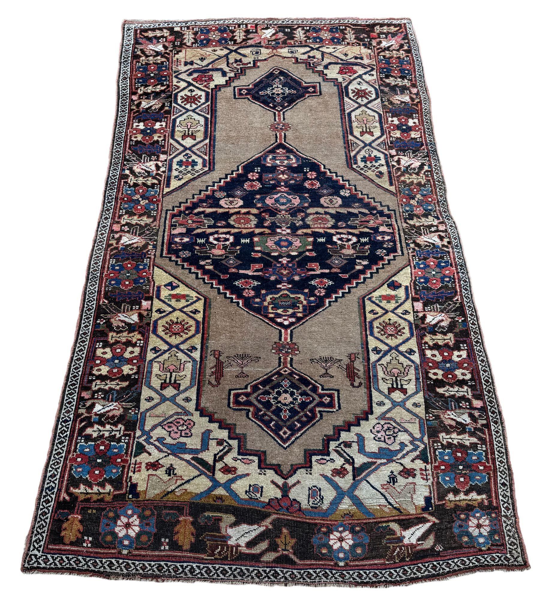 Ein fabelhafter antiker Bidjar-Teppich, handgewebt um 1900, möglicherweise etwas früher. Das Design zeigt ein großes sechseckiges Medaillon auf einem einfarbigen Kamelfeld, umgeben von einer indigoblauen Bordüre und einer wunderbar zufälligen