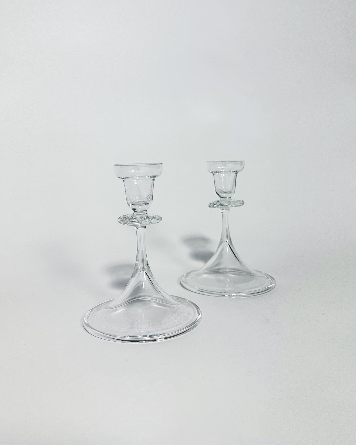 Rare pair of Nils Landberg crystal candle holders for Sandvik/ Orrefors, model No. NS 1612, hand-crafted in Sweden in the 1930s.

Very good condition with minor signs of use and age.

Height: 13 cm
Diameter: 11 cm

For standard candles with a