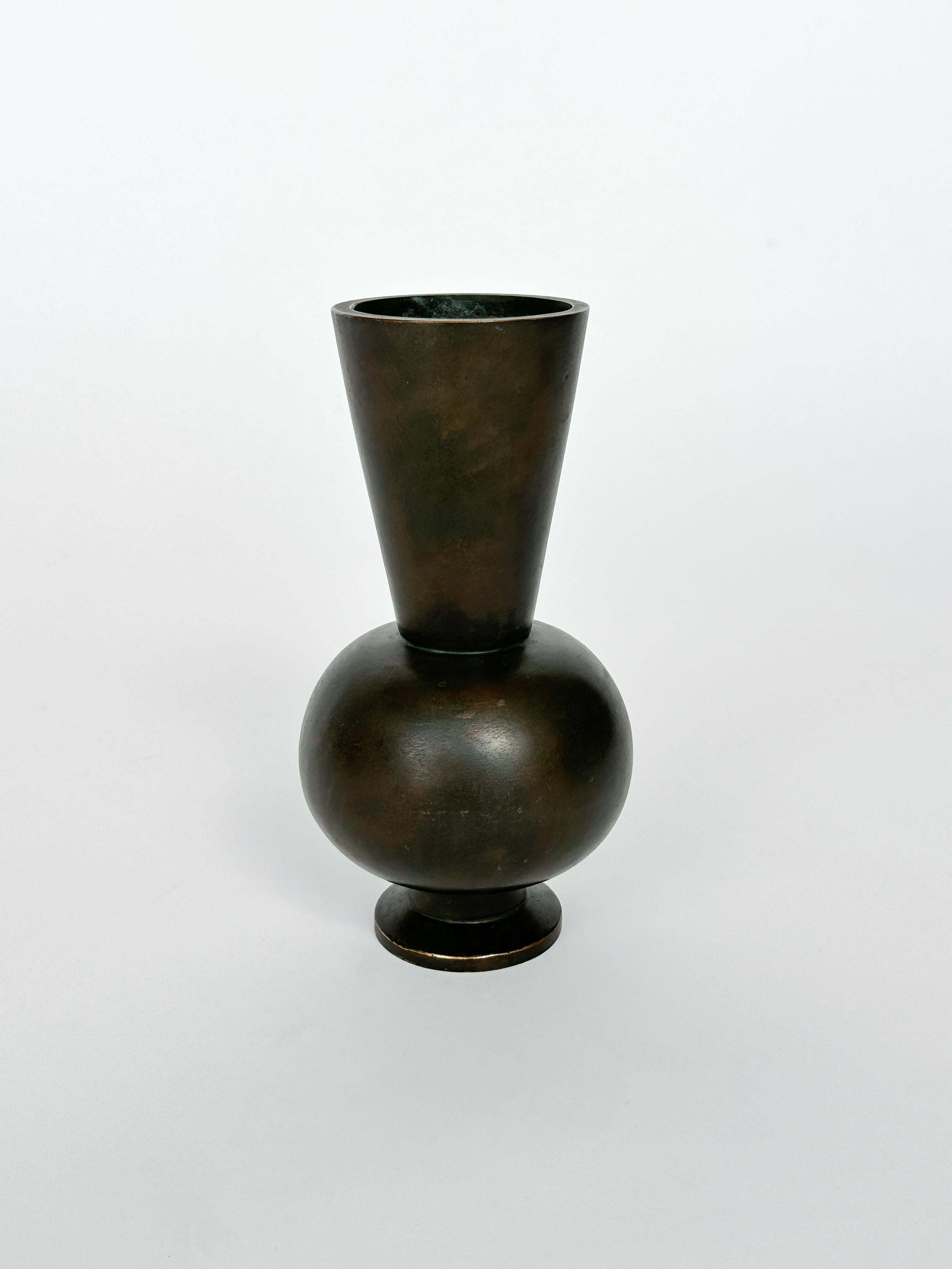 Art Deco Swedish Bronze Vase 1930s Swedish Grace In Good Condition For Sale In Basel, BS