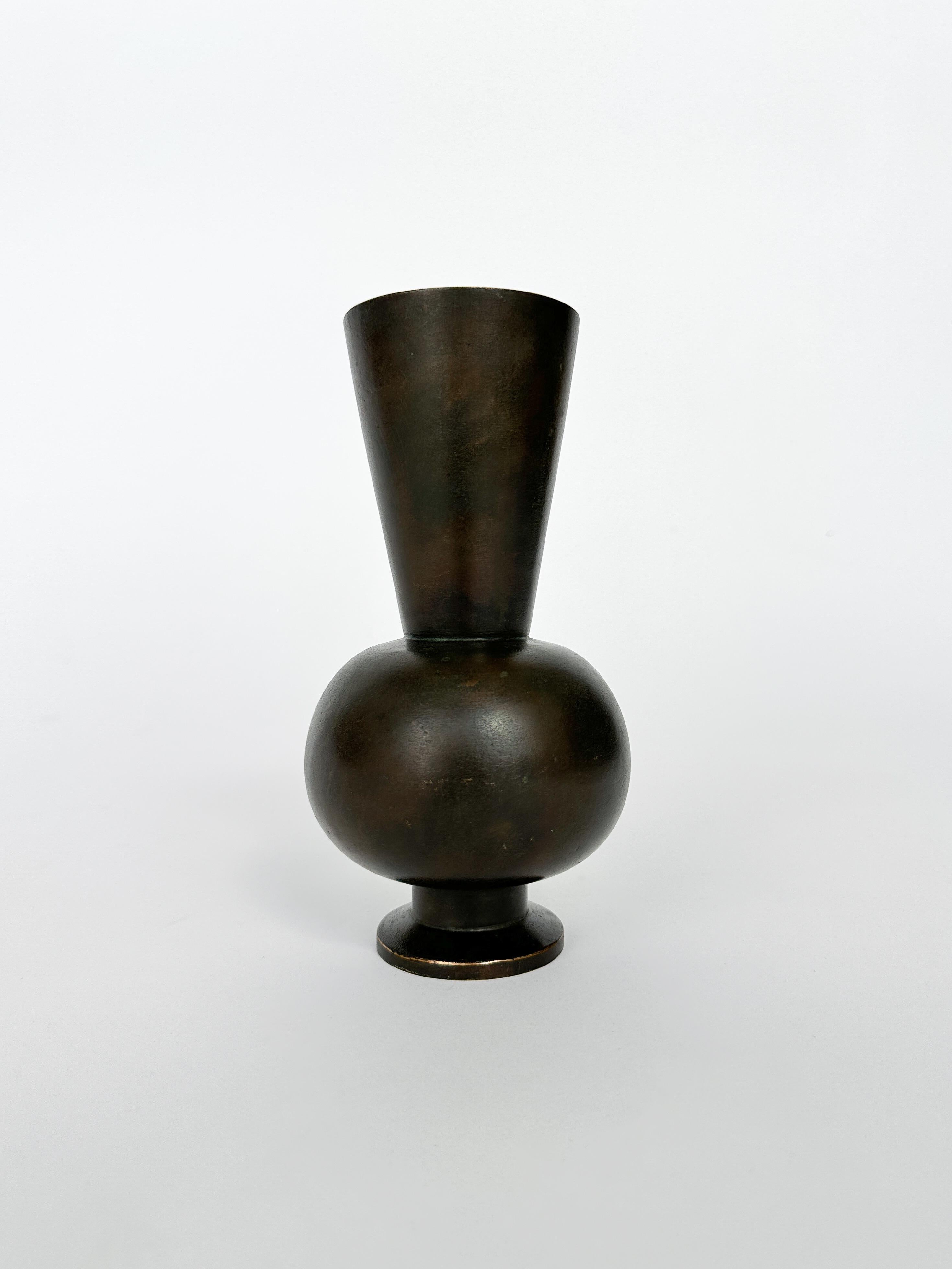A beautiful, heavy Art Déco bronze vase from the 1930s, made in Sweden.

Hand-crafted bronze, stamped underneath with „Äkta Brons“ and an oil lamp, the same stamp has been used on bronze pieces by Gunnar Nylund.

Height: 22 cm