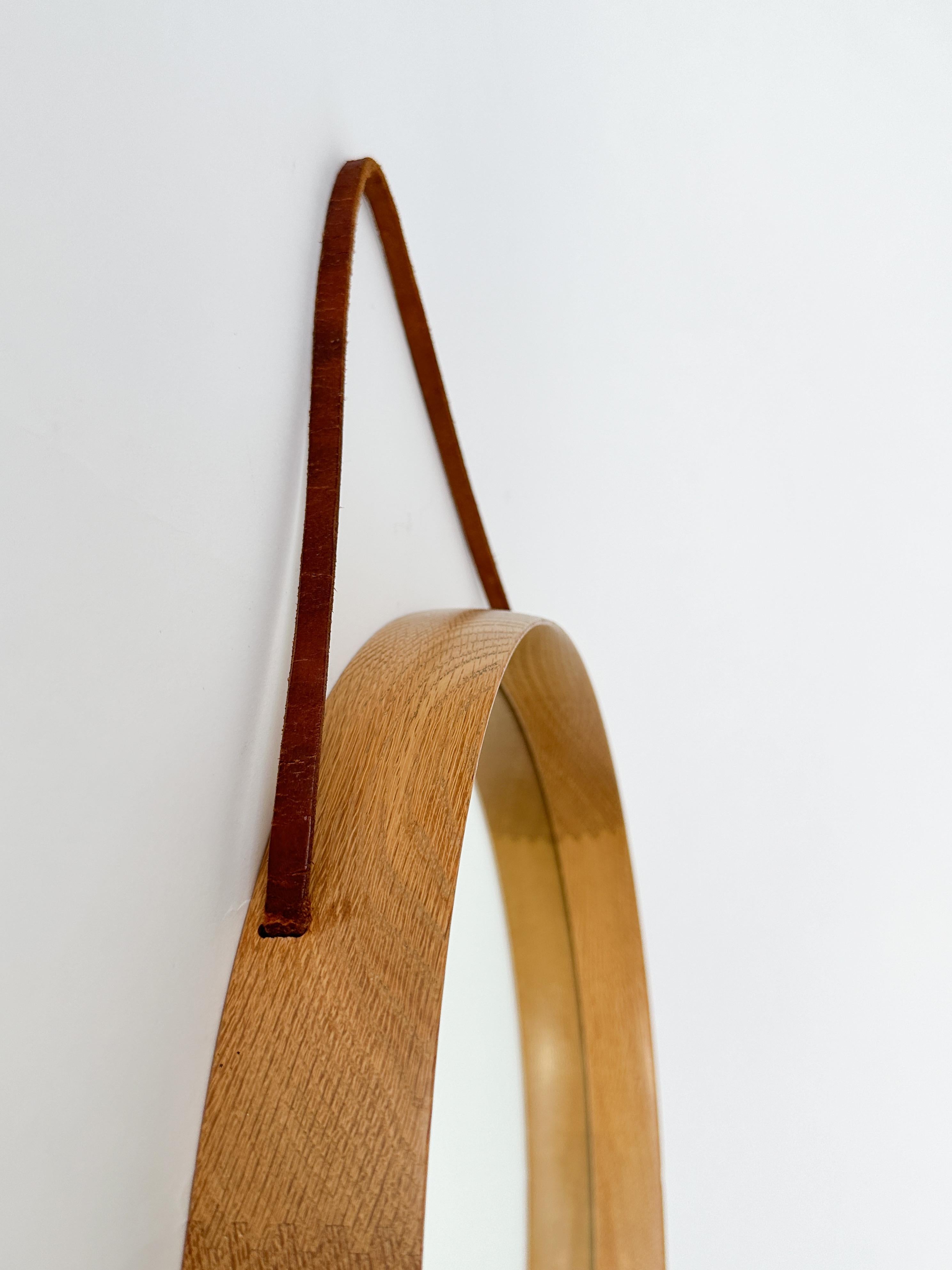 Metà XX secolo Uno & Östen Kristiansson Specchio Oak Cinturino in Pelle Luxus Vittsjö Svezia 1960s in vendita