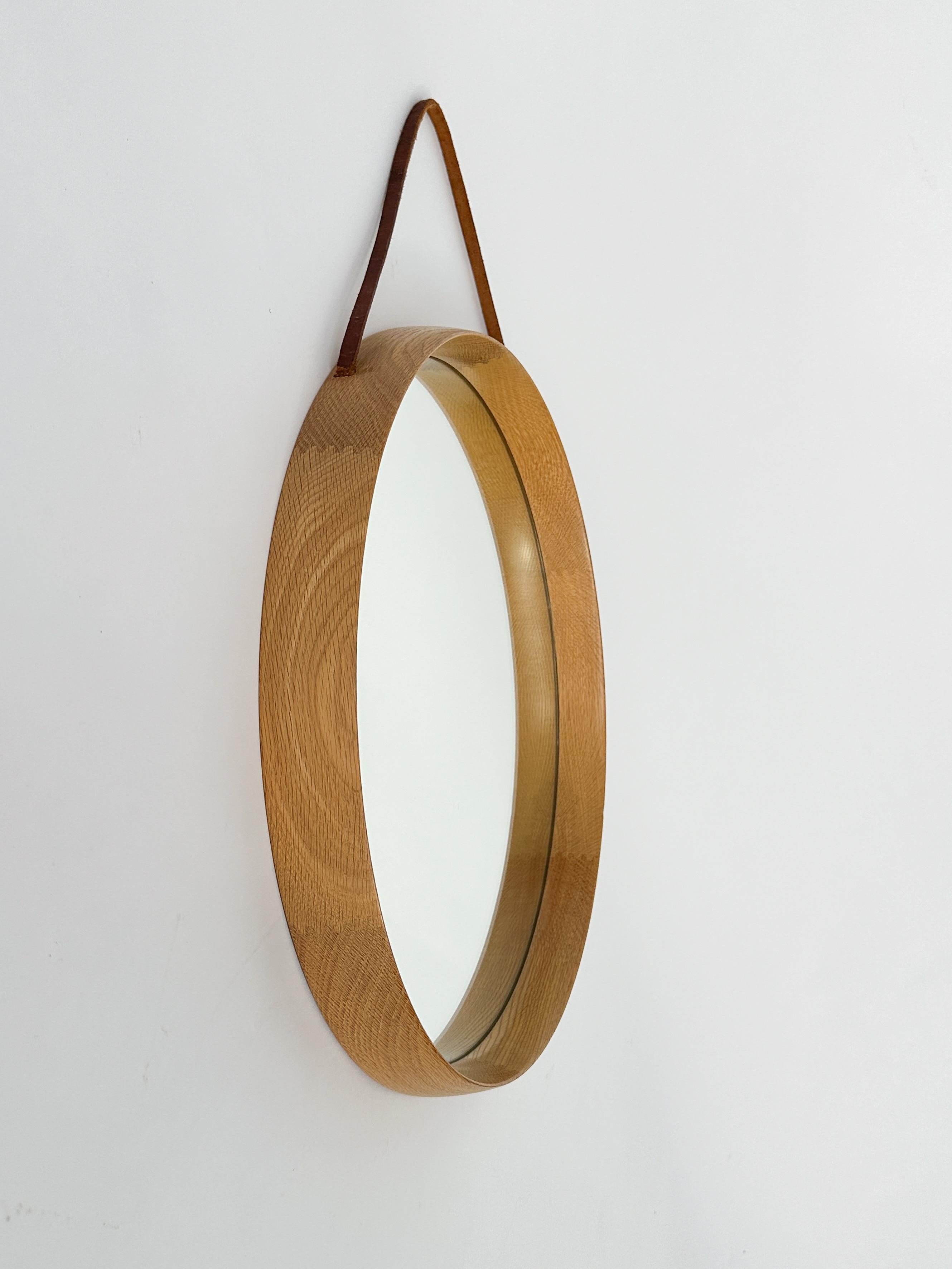 Scandinavo moderno Uno & Östen Kristiansson Specchio Oak Cinturino in Pelle Luxus Vittsjö Svezia 1960s in vendita