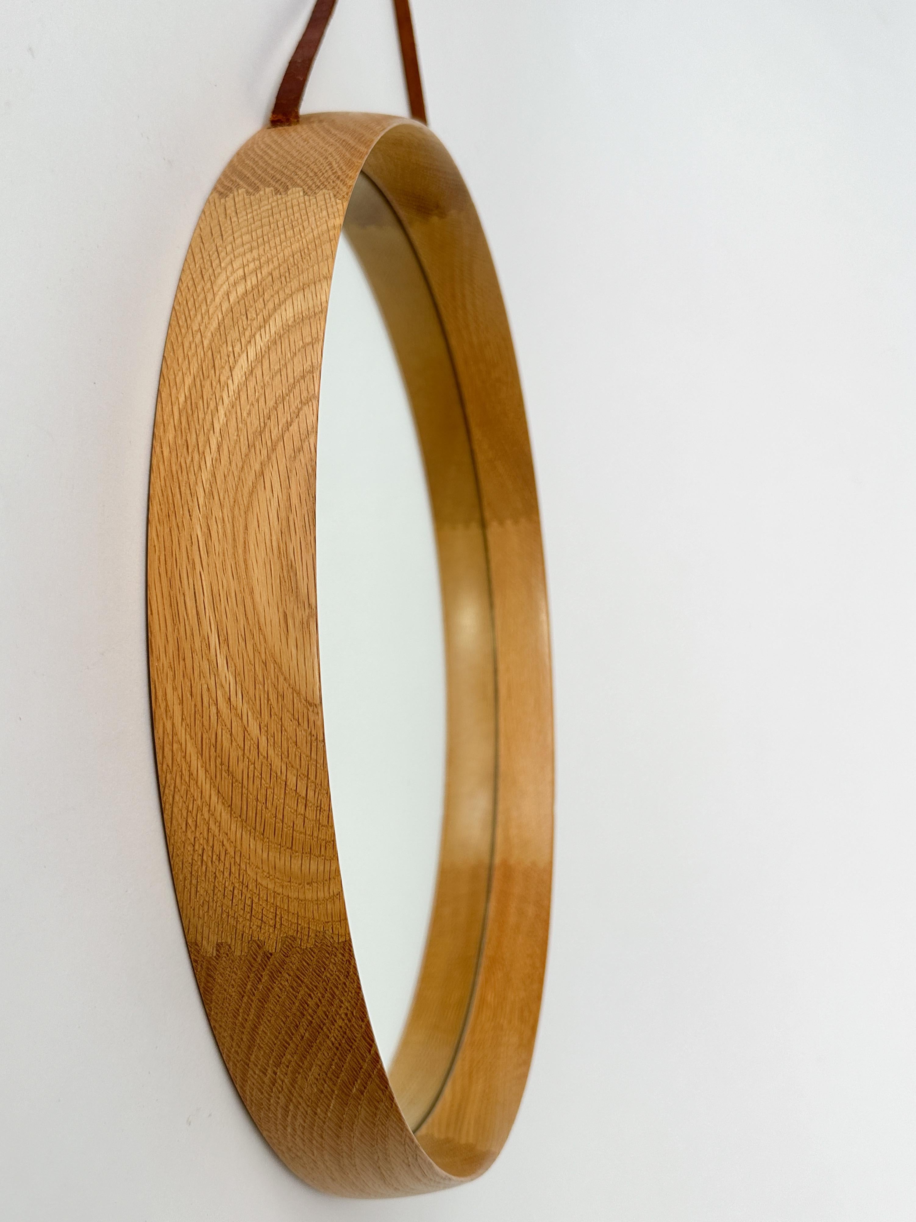Uno & Östen Kristiansson Specchio Oak Cinturino in Pelle Luxus Vittsjö Svezia 1960s In condizioni buone in vendita a Basel, BS