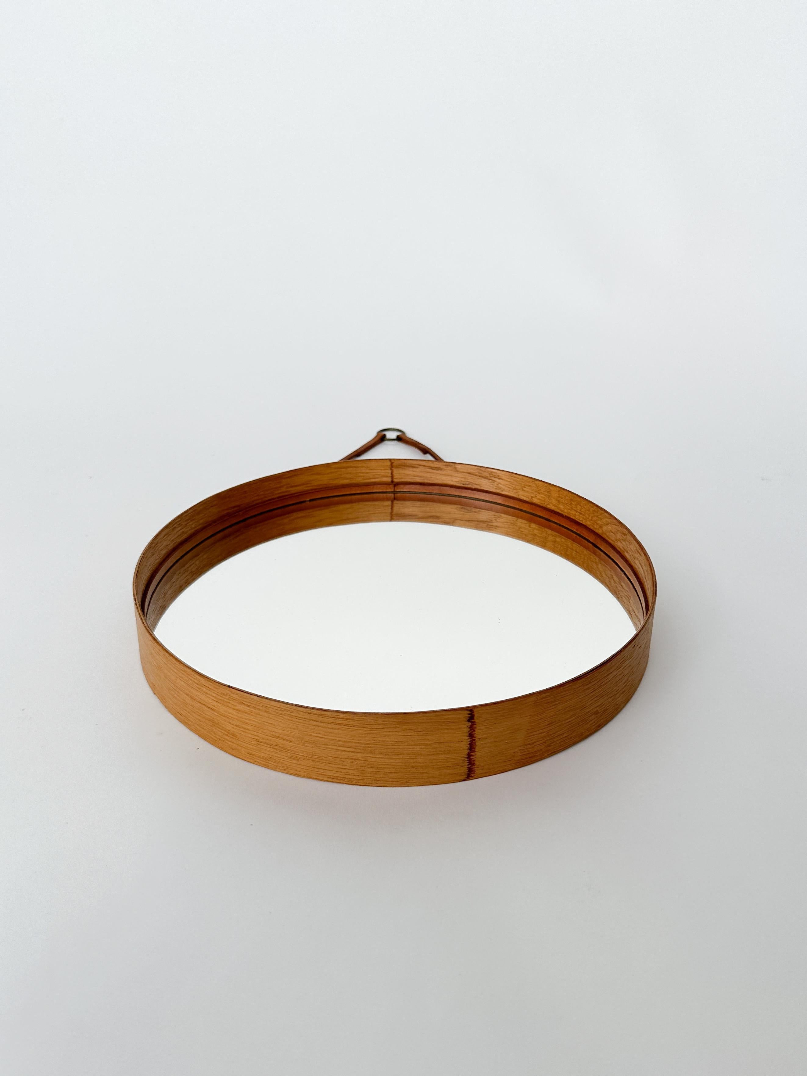 Small Swedish Mirror Oak Glasmäster Markaryd Nils Troëd 1960s Leather Strap In Good Condition For Sale In Basel, BS