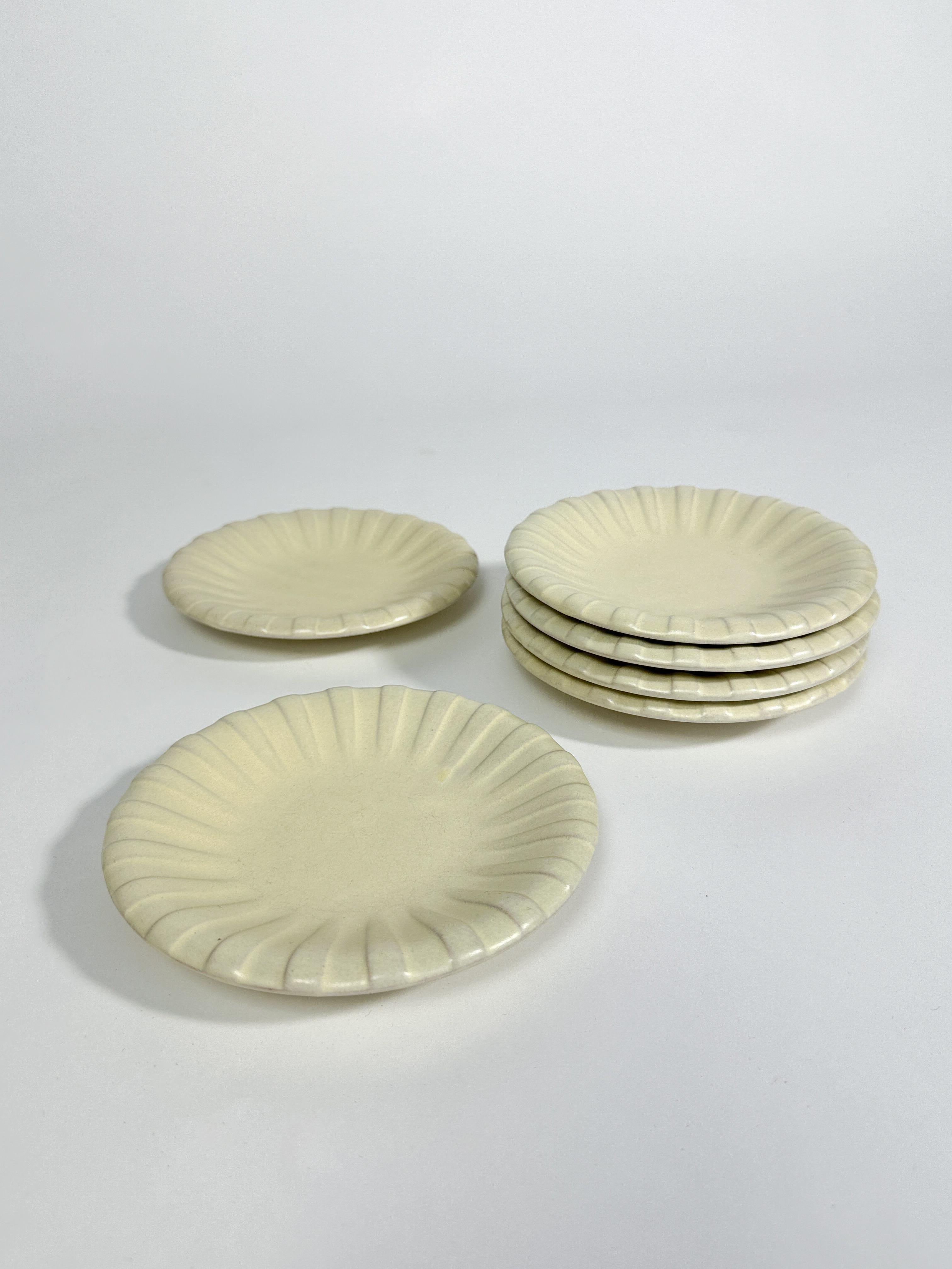 Art déco Ensemble de six assiettes Vicke Lindstrand en céramique jaune beurre Upsala Ekeby 1940s en vente