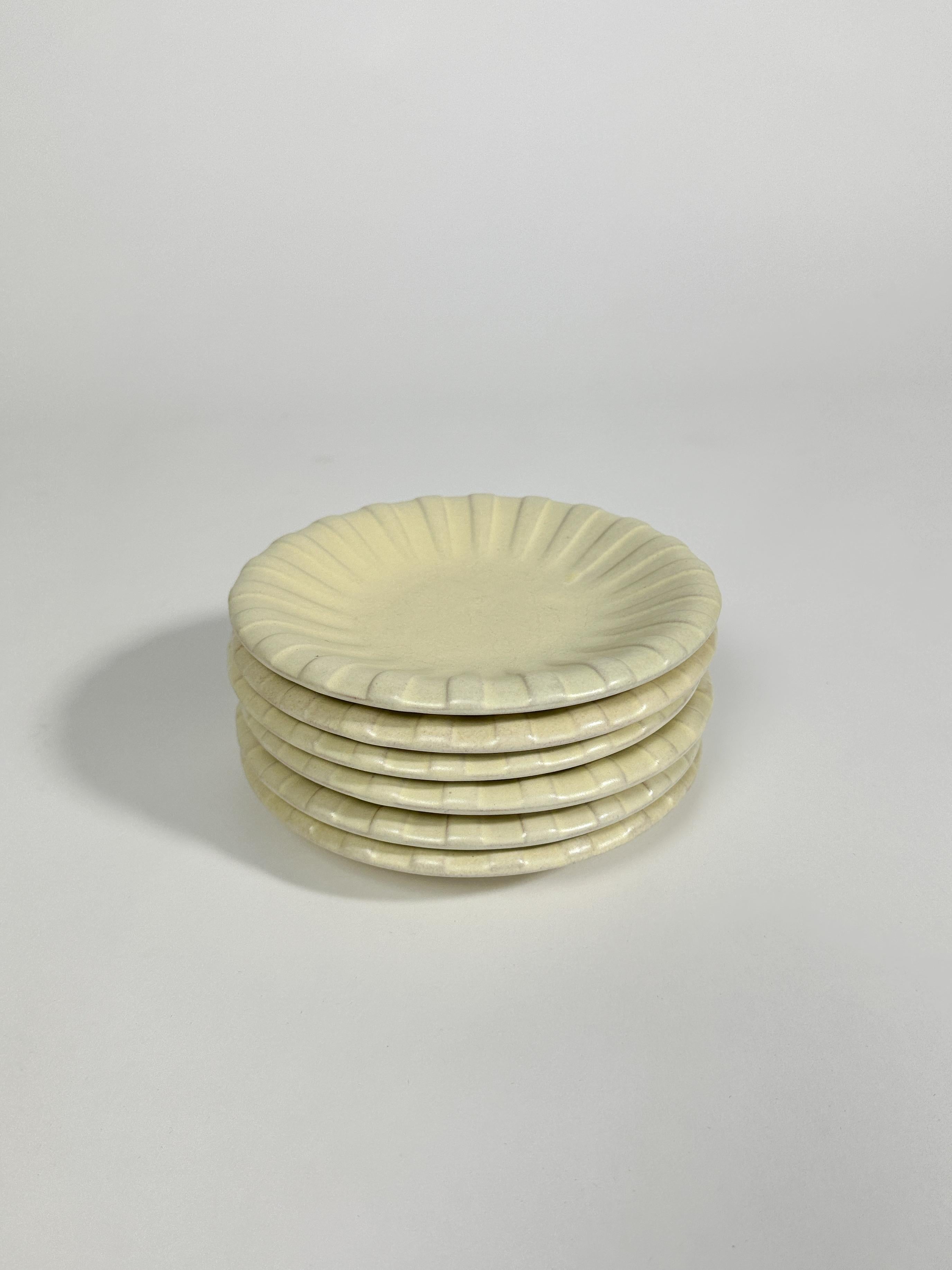 Suédois Ensemble de six assiettes Vicke Lindstrand en céramique jaune beurre Upsala Ekeby 1940s en vente