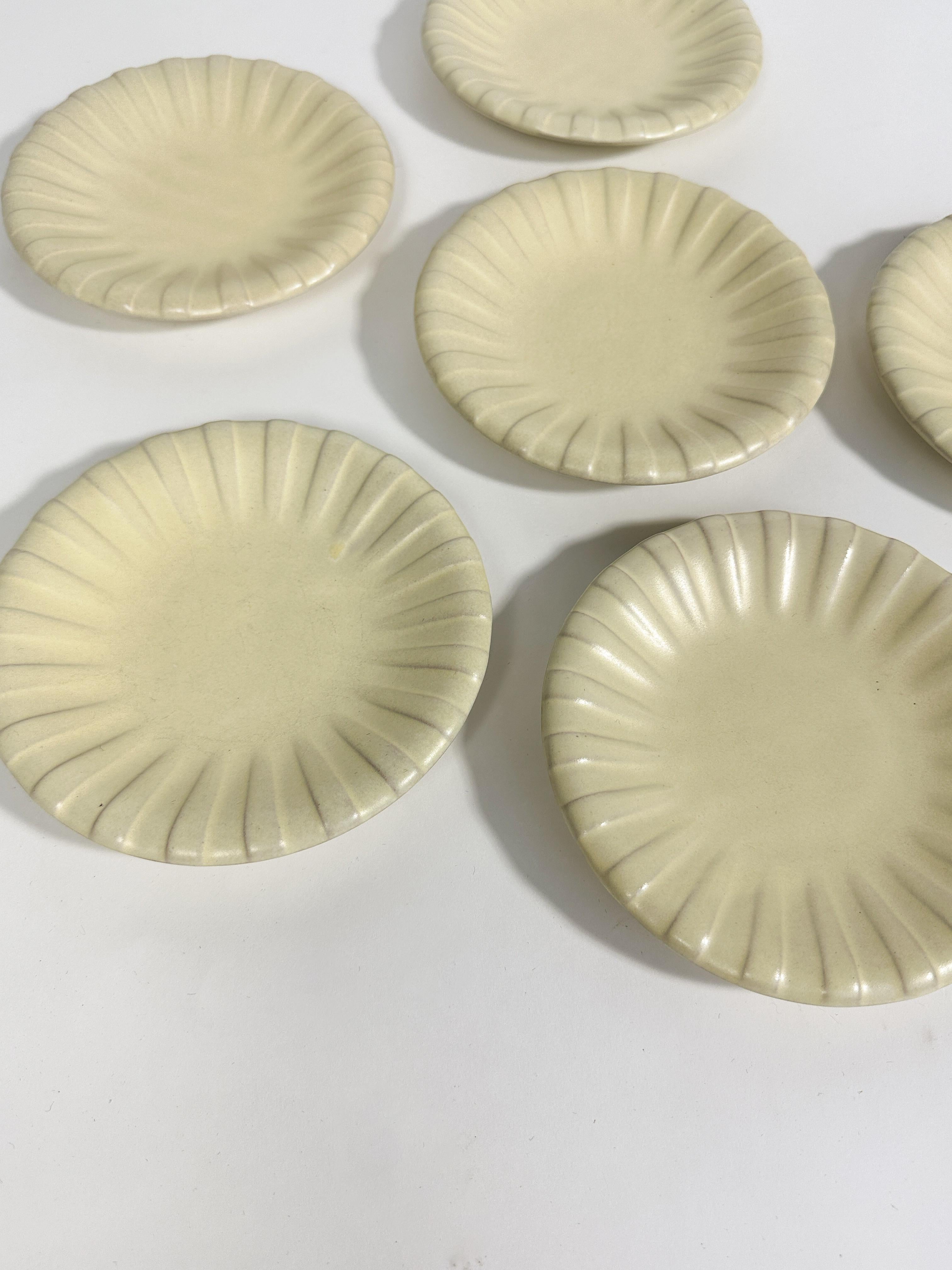 Ensemble de six assiettes Vicke Lindstrand en céramique jaune beurre Upsala Ekeby 1940s Bon état - En vente à Basel, BS