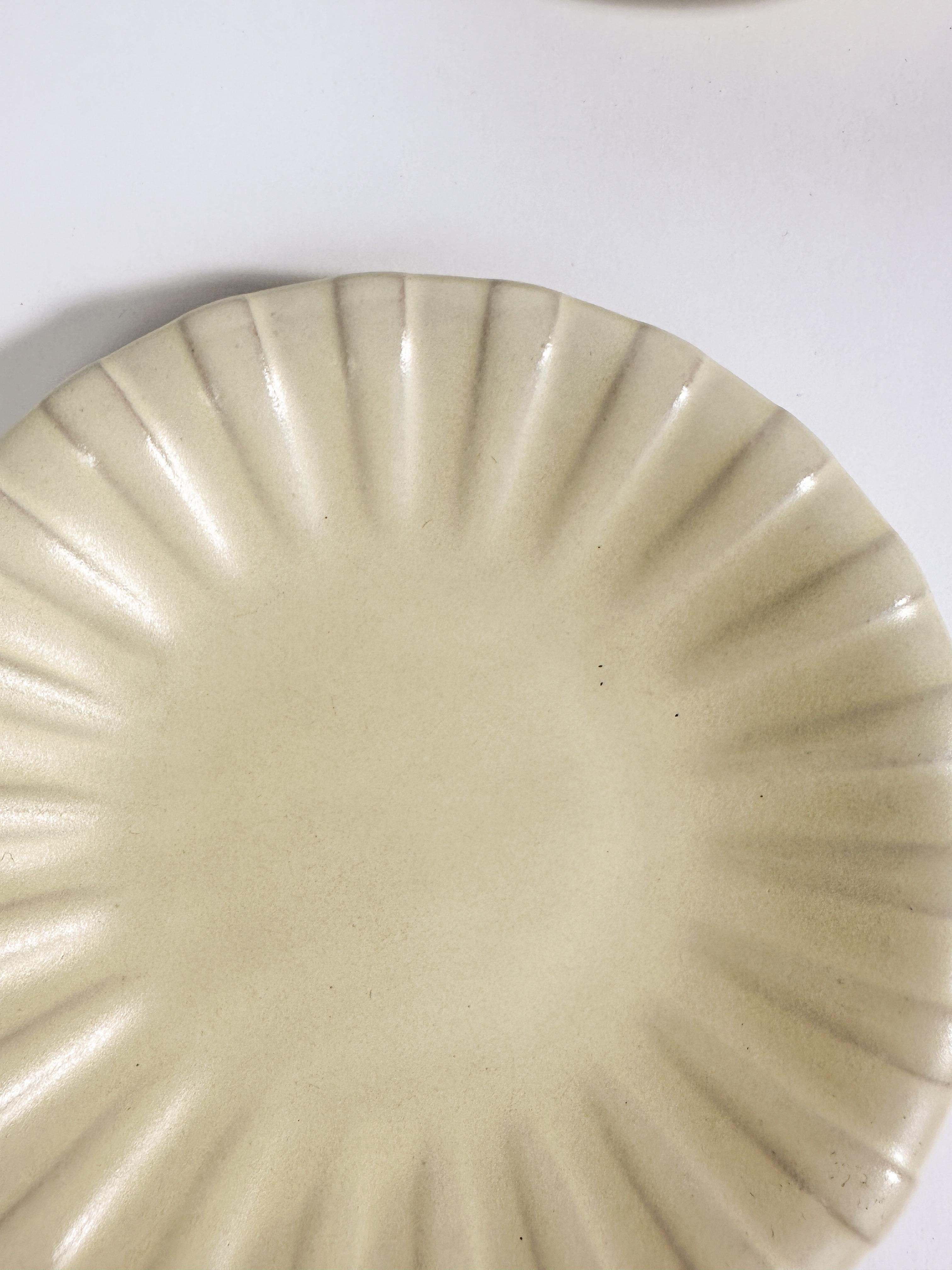 Milieu du XXe siècle Ensemble de six assiettes Vicke Lindstrand en céramique jaune beurre Upsala Ekeby 1940s en vente