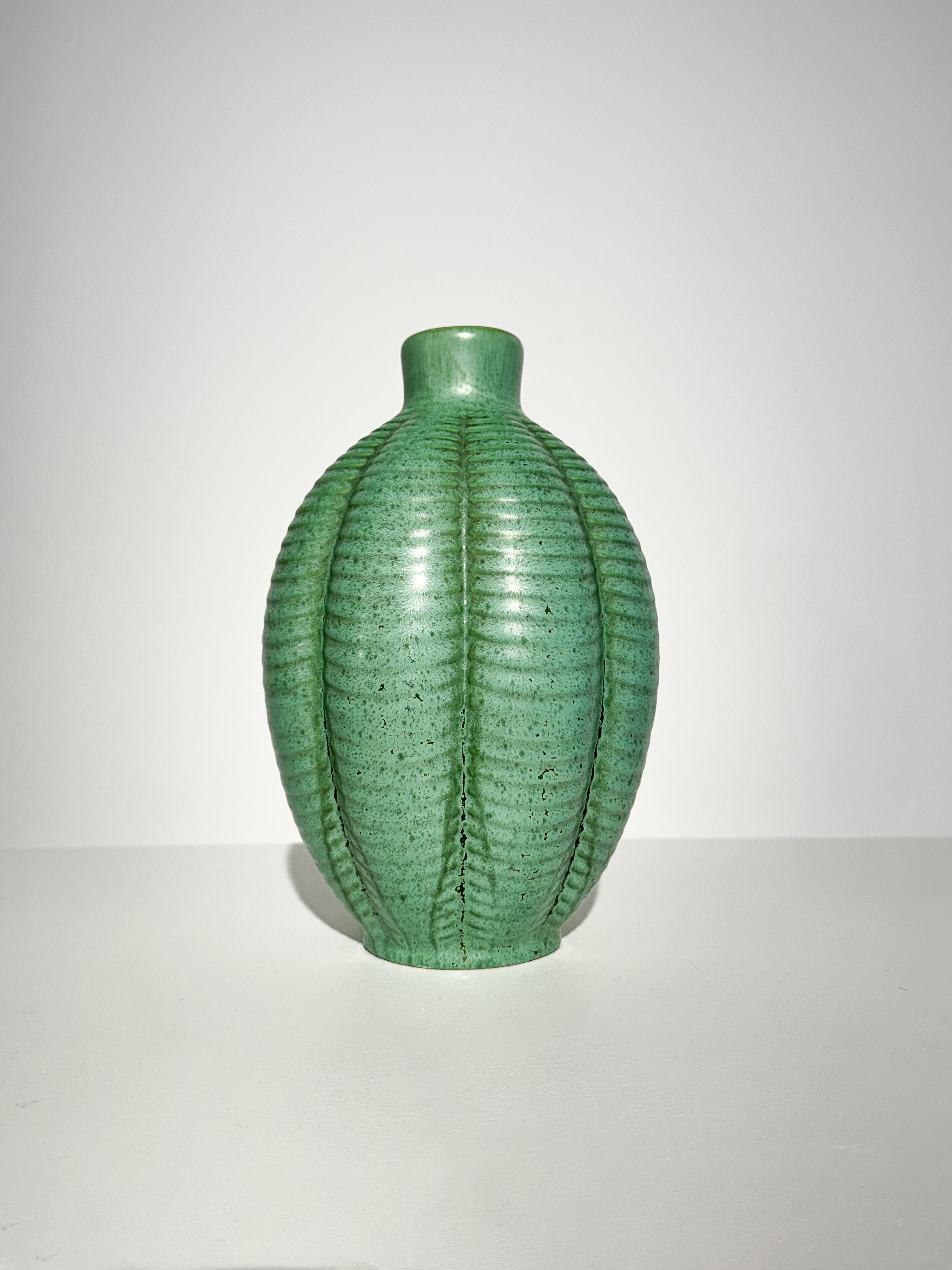 Vaso in gres di Anna-Lisa Thomson, prodotto a mano in Svezia a metà o alla fine degli anni '30 presso la fabbrica di ceramica Ekeby.

Smalto verde turchese strutturato a rilievo, firmato con le iniziali dell'artista.

Piccola scheggiatura sul bordo