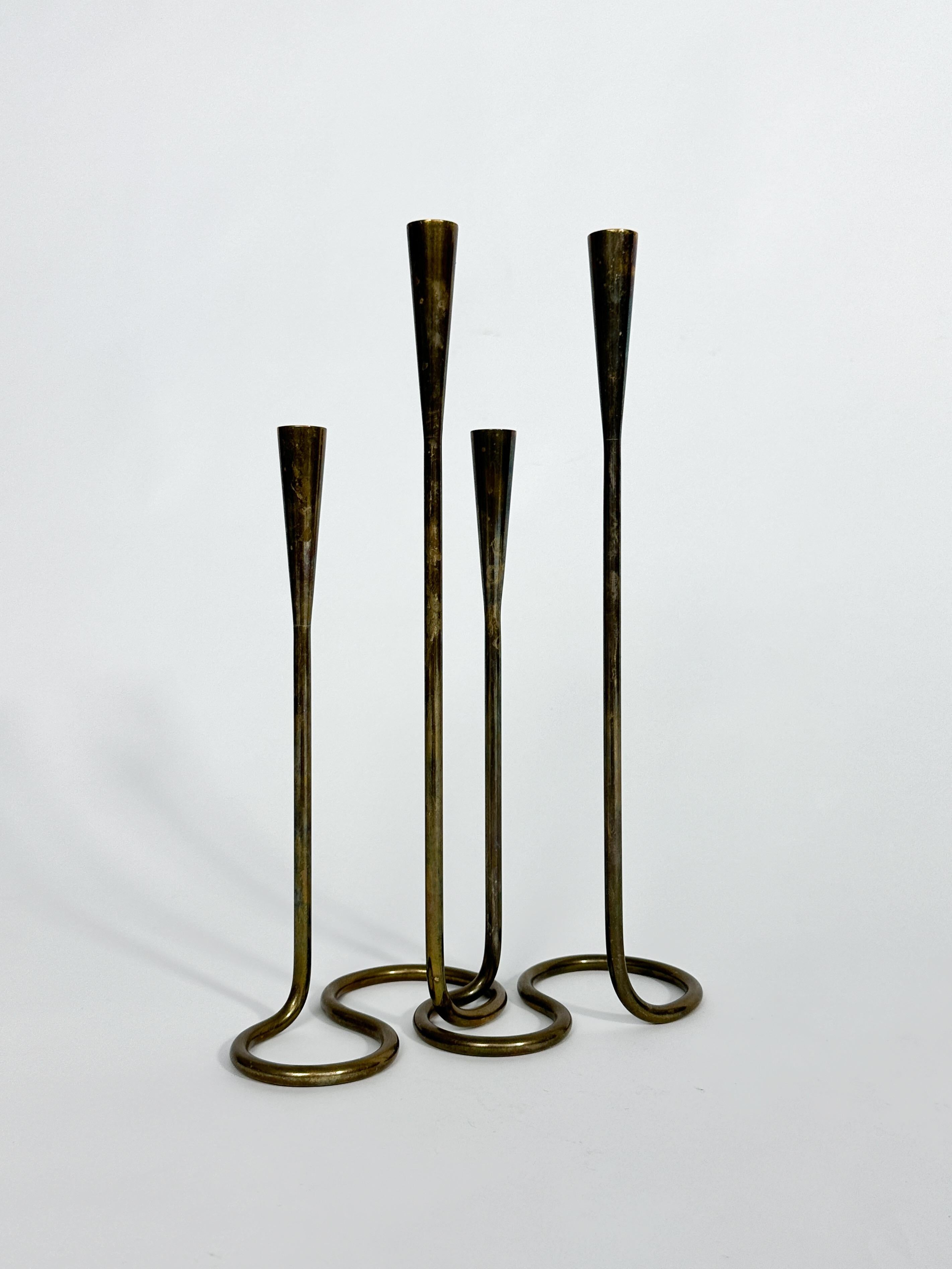 Fatto a mano Set di quattro portacandele in ottone serpentino Illums Bolighus Danimarca 1950s in vendita