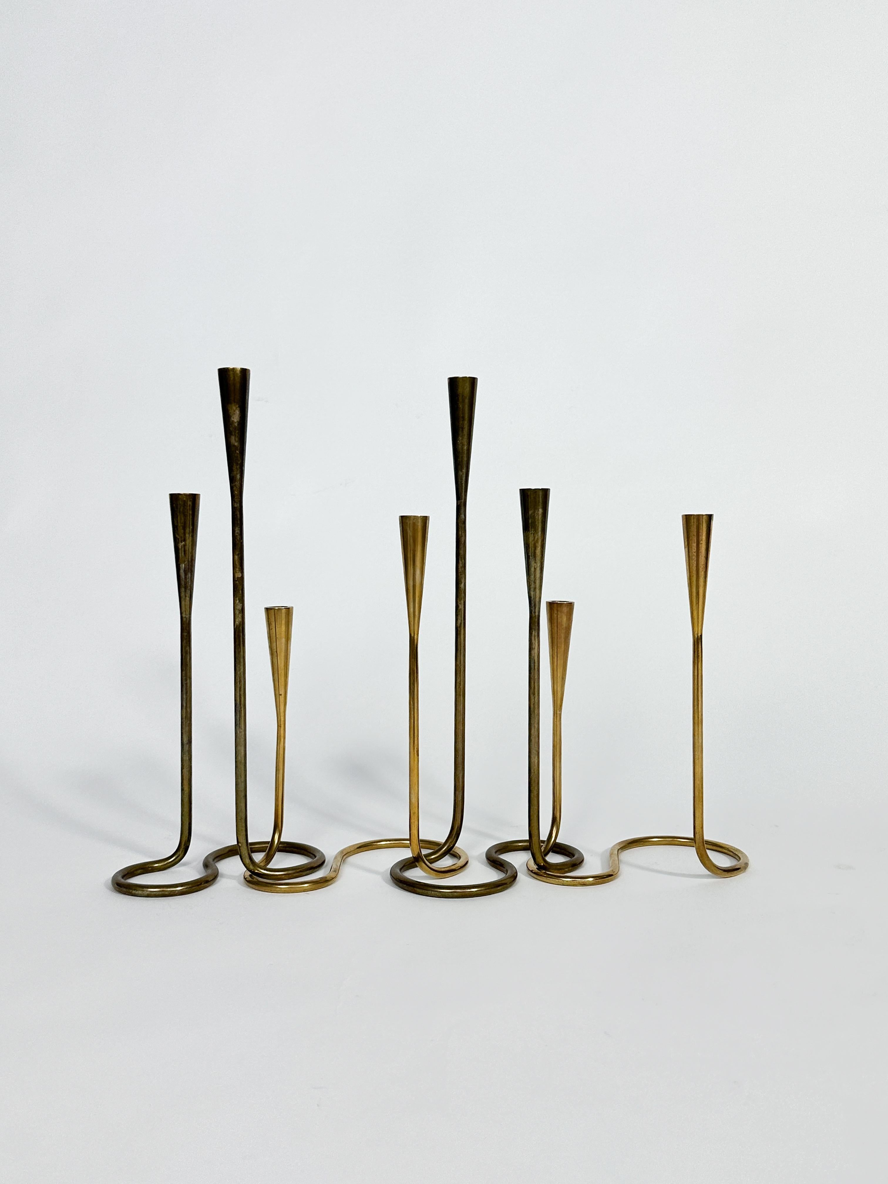 Mid-Century moderno Set di quattro portacandele in ottone serpentino Illums Bolighus Danimarca 1950s in vendita