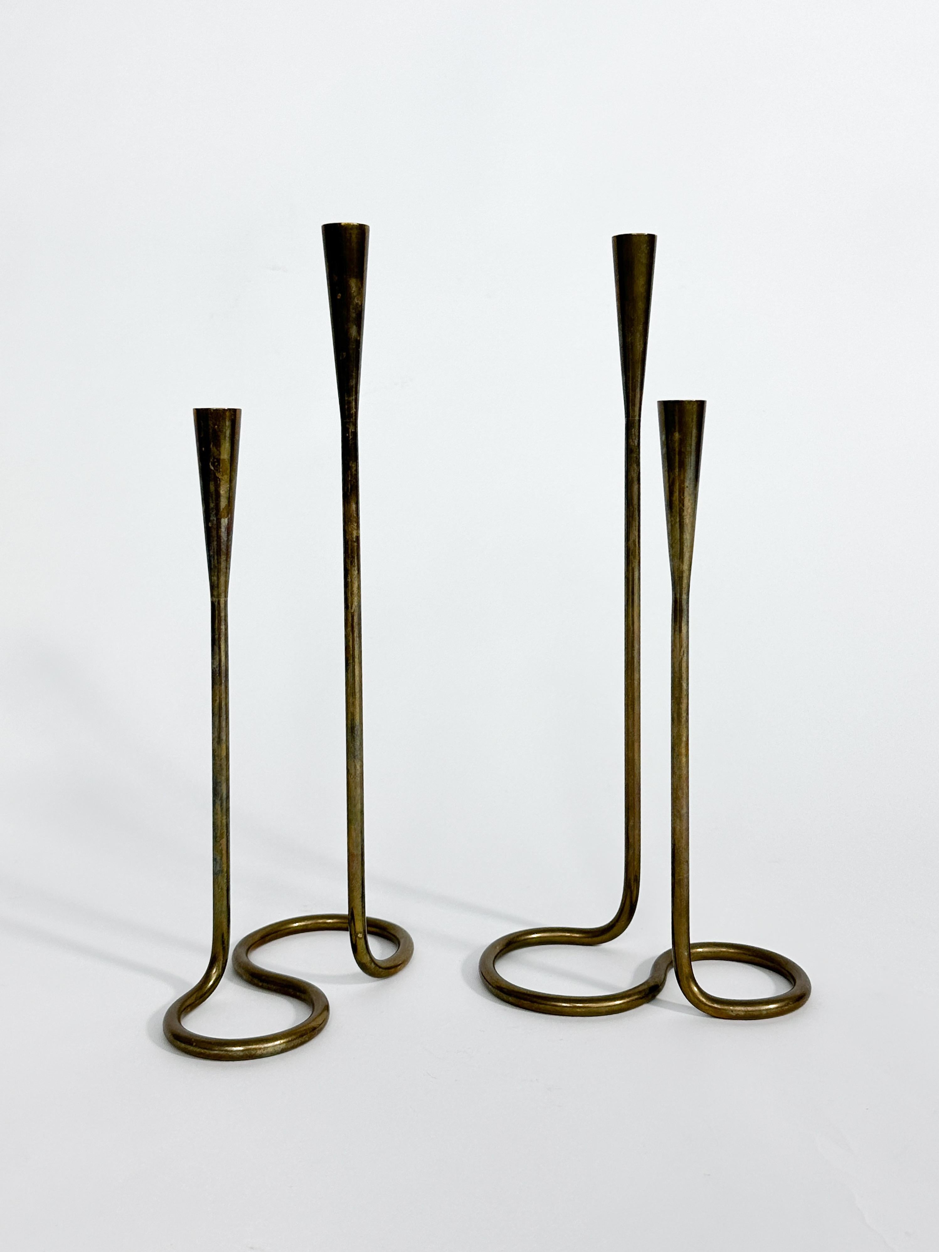 Set di quattro portacandele in ottone serpentino Illums Bolighus Danimarca 1950s In condizioni buone in vendita a Basel, BS